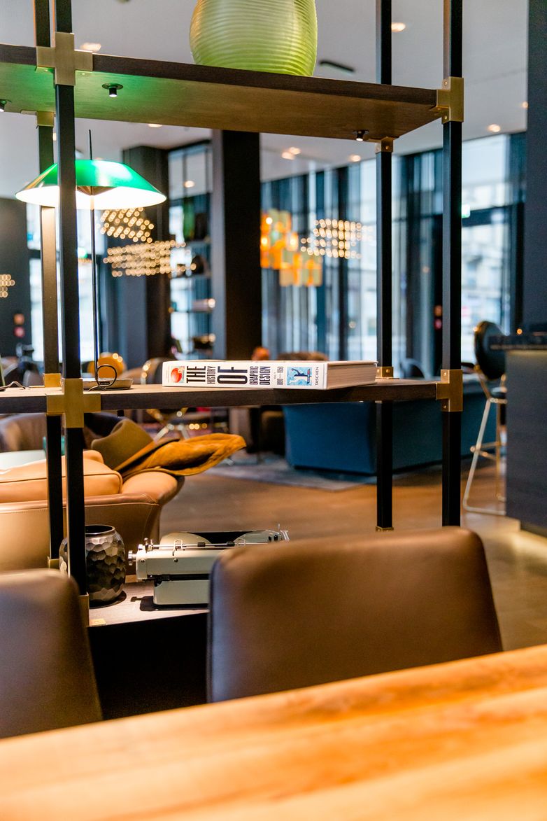 hotel Frankfurt Römer Motel One bright lounge with open shelf