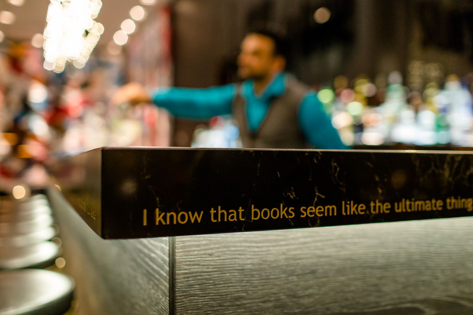 Hotel Frankfurt Römer Motel One Bar Nahaufnahme auf Schriftzug an dem Tresen