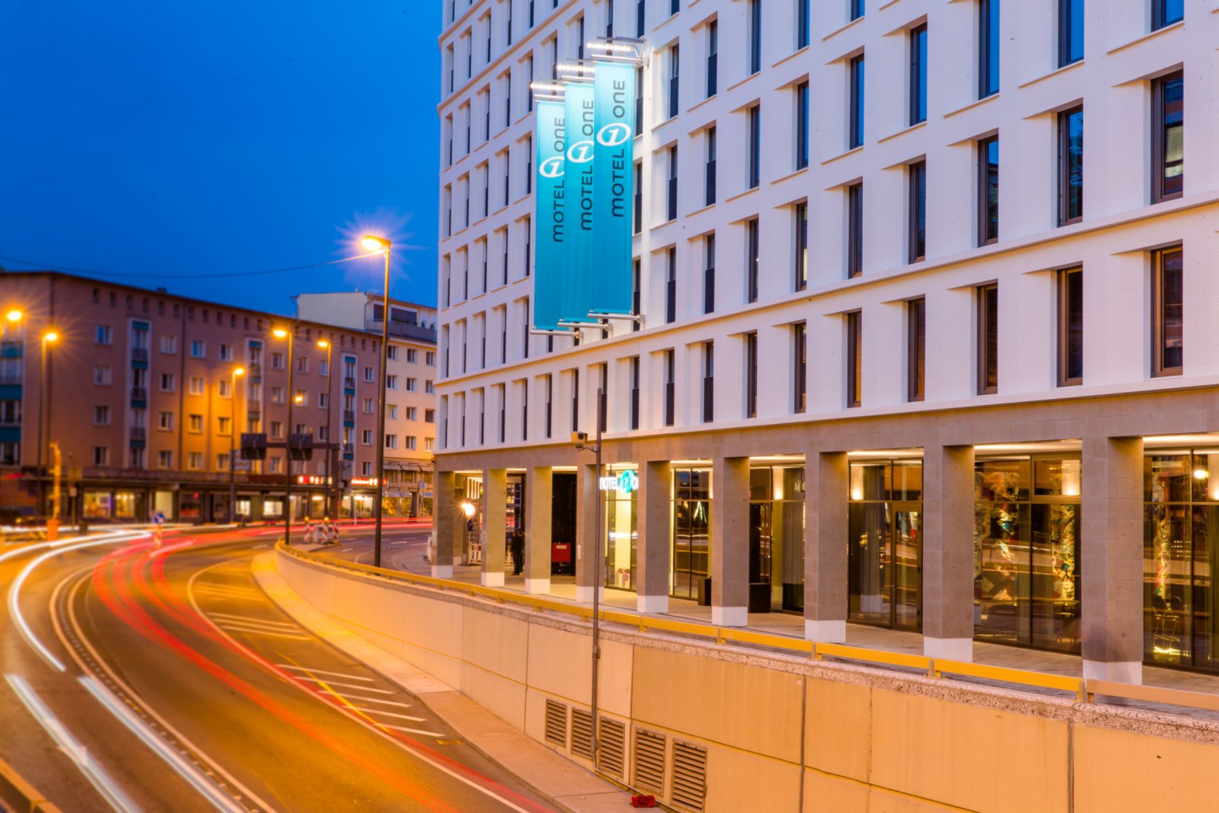 hotel Frankfurt Römer Motel One facade in the evening