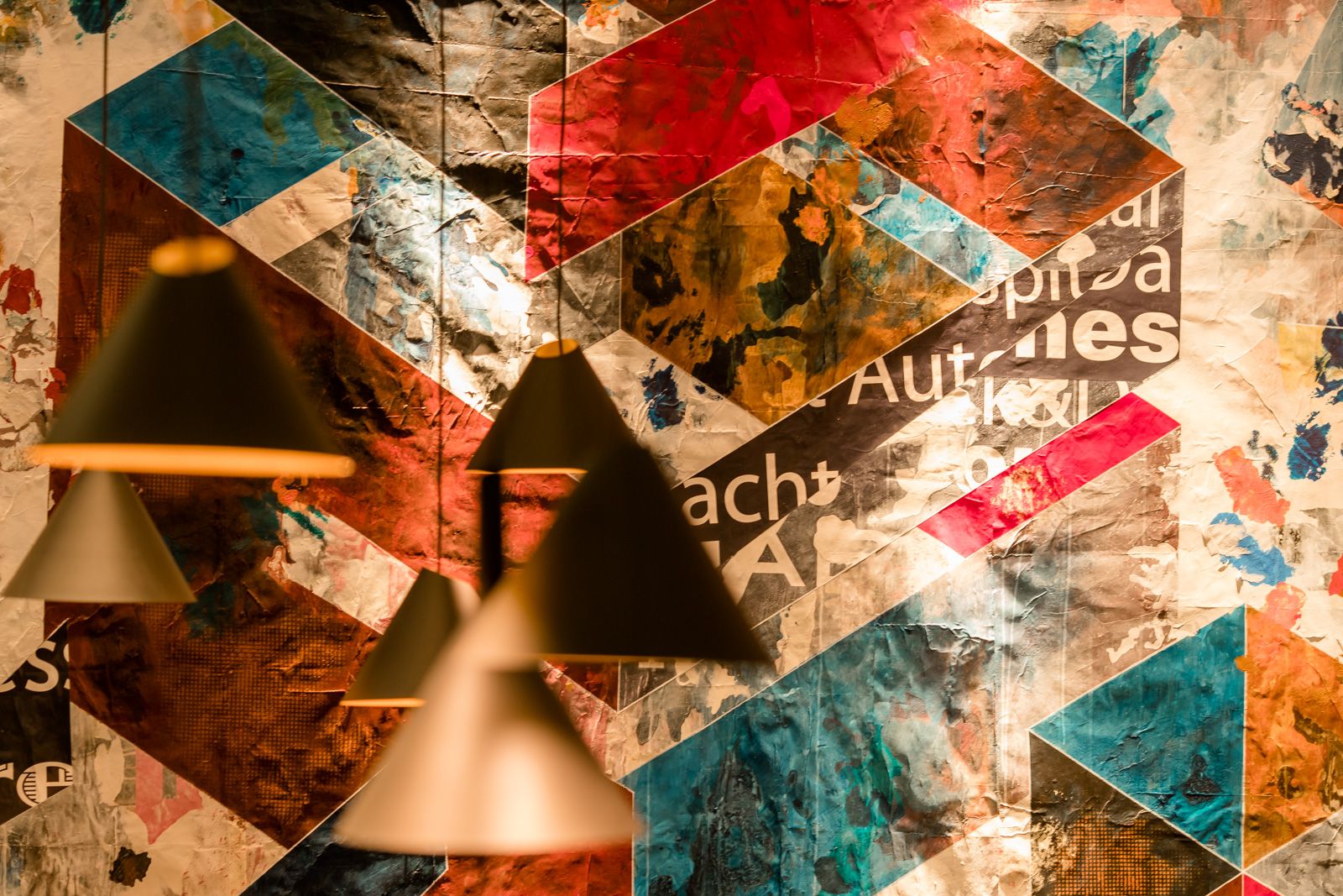 Designhotel Frankfurt Römer Motel One Blick auf großes und farbenfrohes Gemälde an der Wand