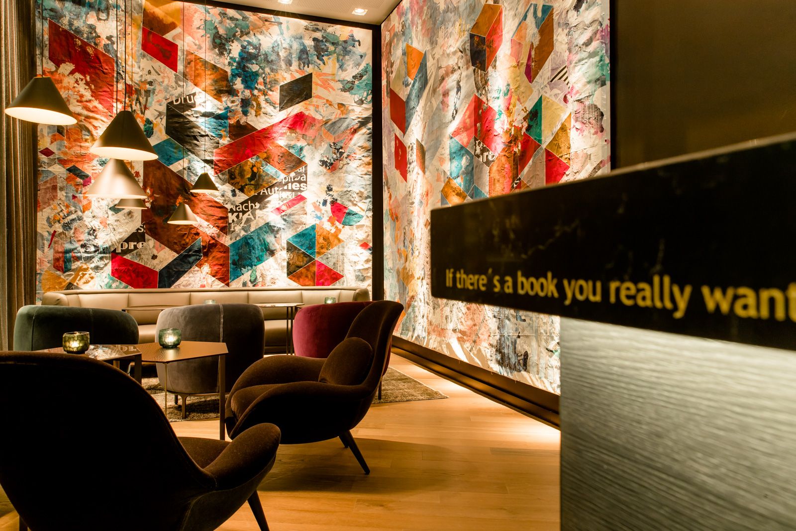 Hotel Frankfurt Römer Motel One Lounge und Bar mit Sesseln und Sofa vor zwei großen Gemälden