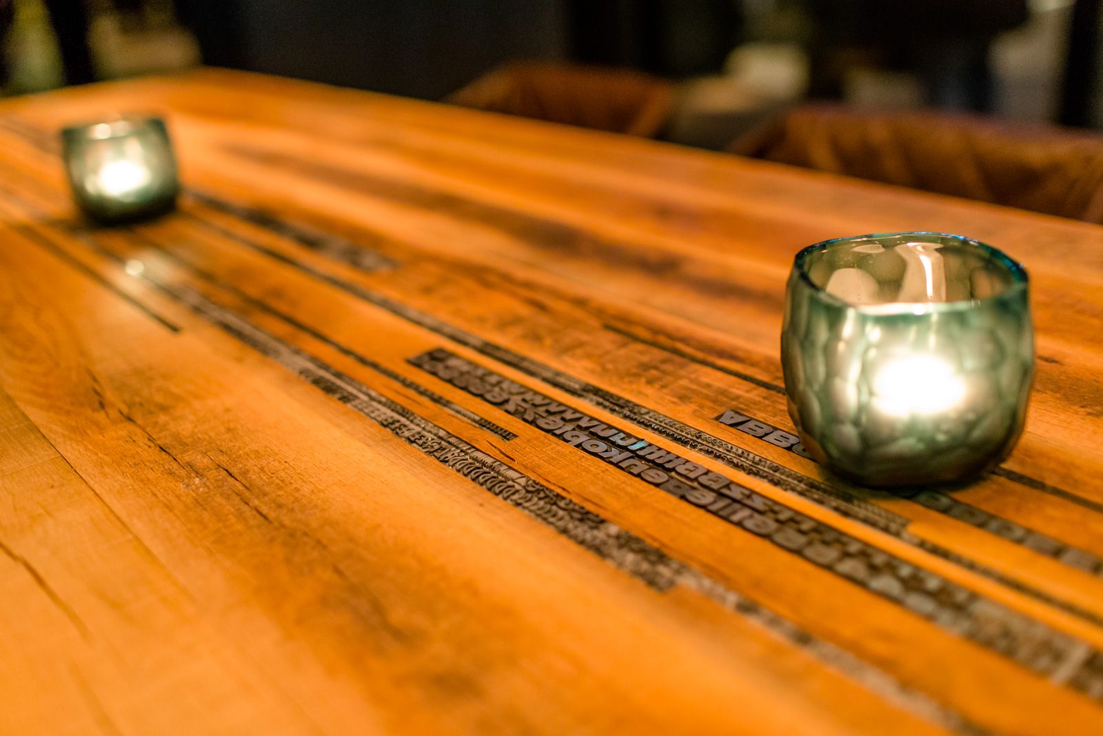 Hotel Frankfurt Römer Motel One Nahaufnahme auf Holztisch mit zwei Teelichtern