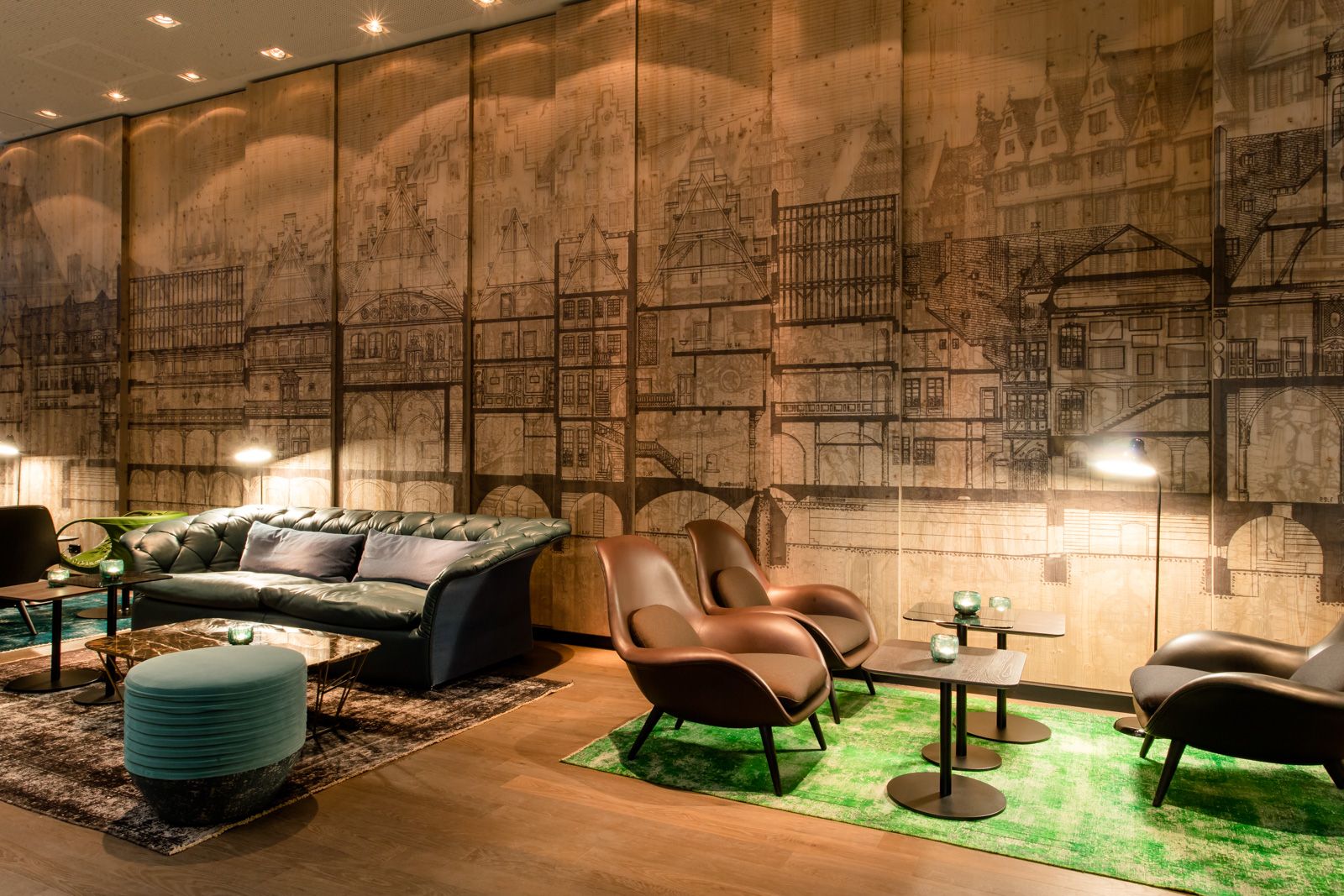 Hotel Frankfurt Römer Motel One Lounge mit Sesseln und Couch