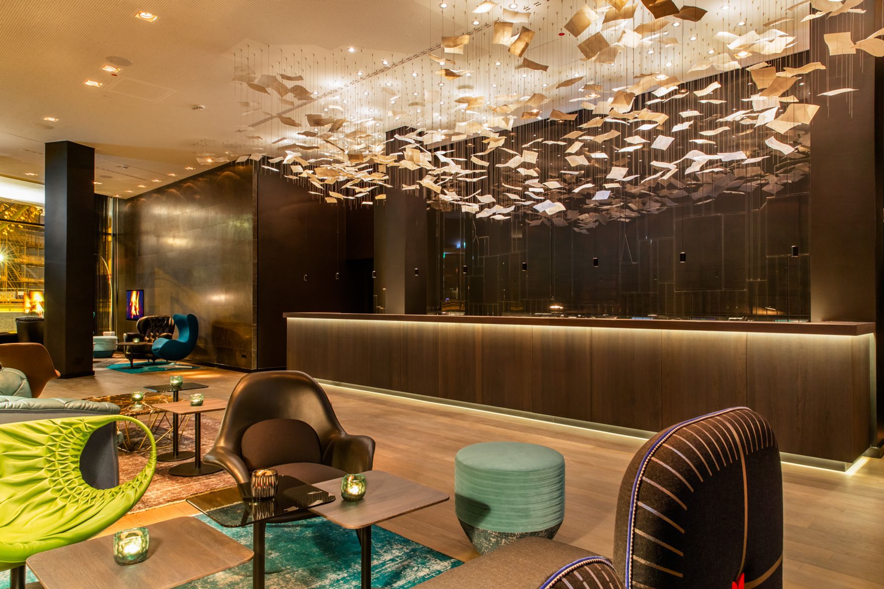 hotel Frankfurt Römer Motel One reception with lobby and armchairs