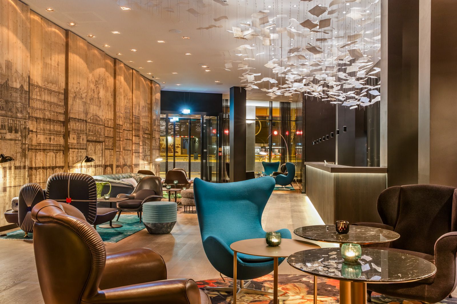 Hotel Frankfurt Römer Motel One Rezeption und Lounge nahe Eingangsbereich