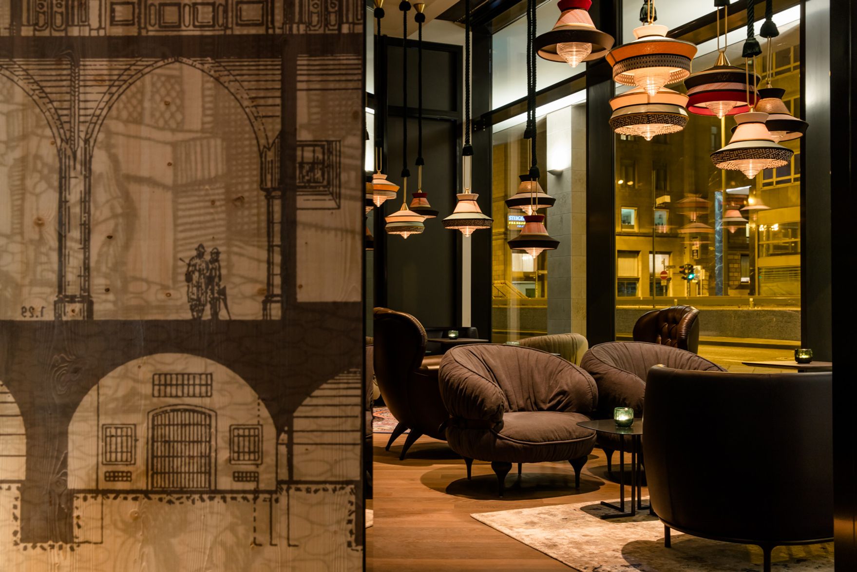 hotel Frankfurt Römer Motel One lounge with armchairs in front of floor-to-ceiling windows