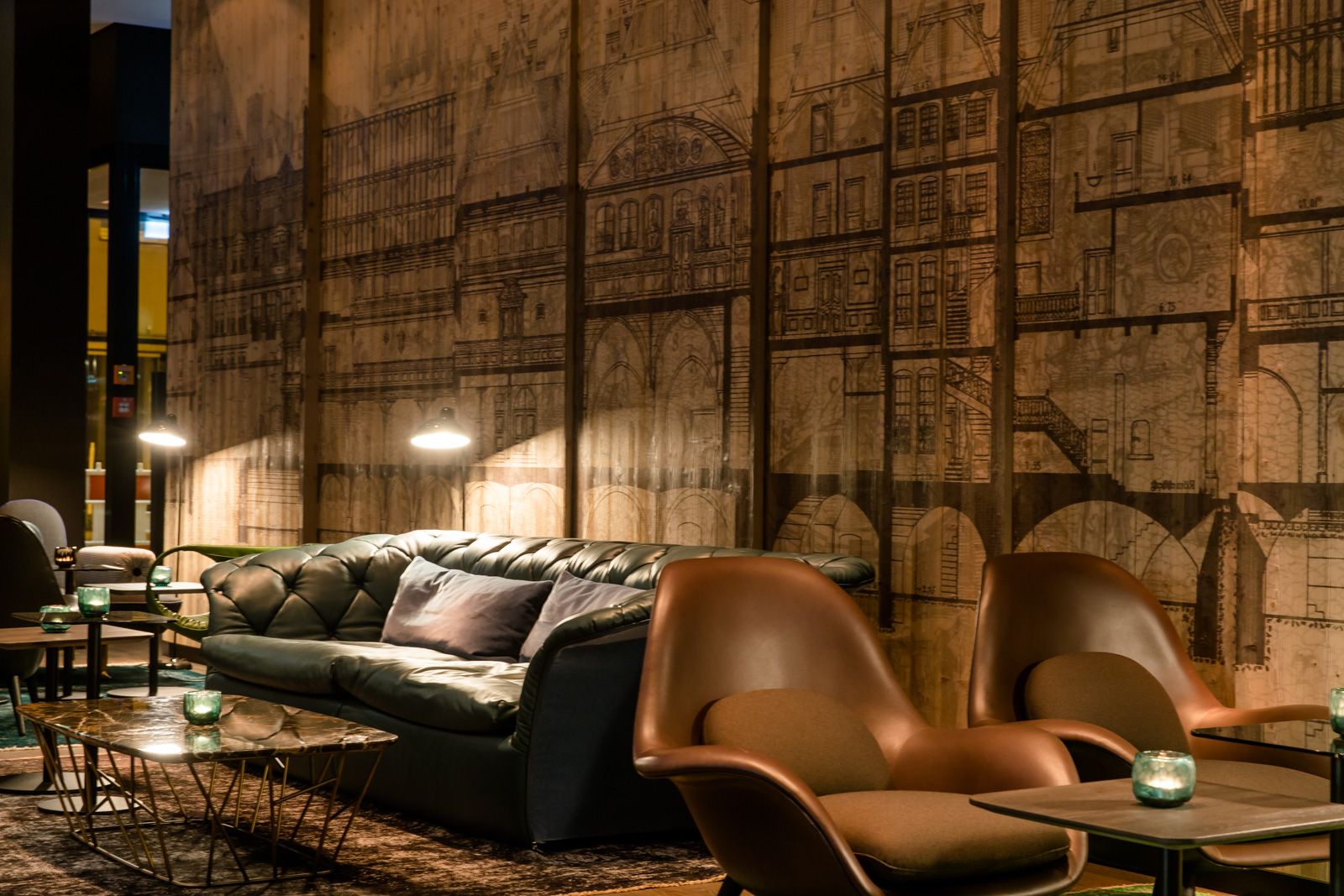 Hotel Frankfurt Römer Motel One Lounge bei Abend mit Blick auf komfortables Sofa und Sessel