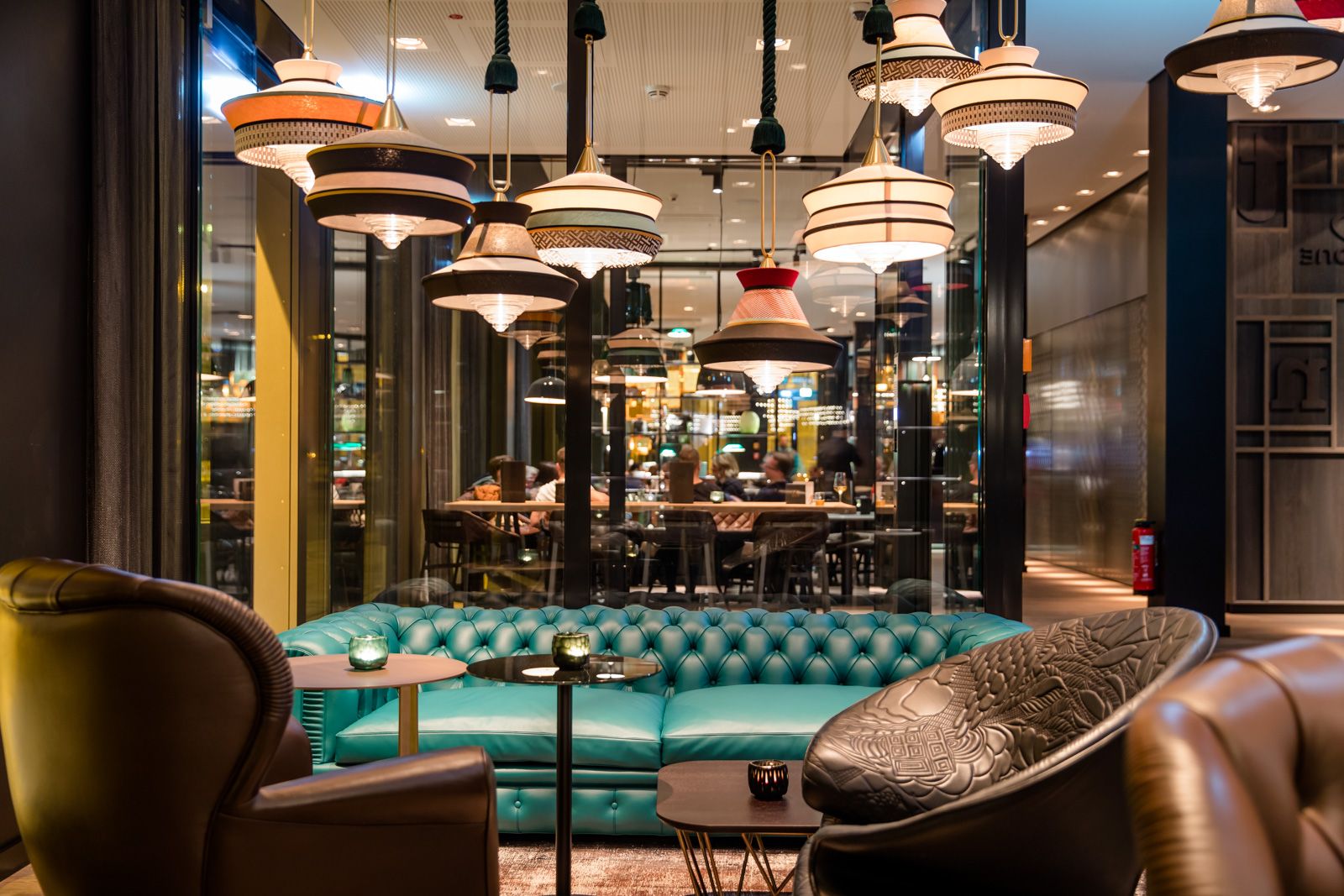 Designhotel Frankfurt Römer Motel One Lounge mit mehreren Sitzgelegenheiten