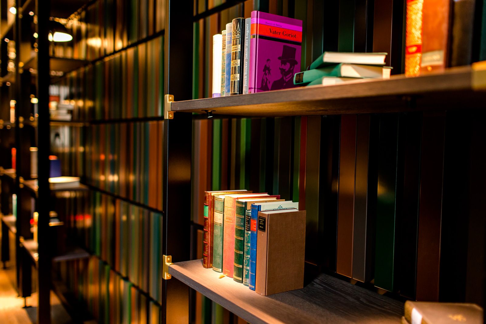 Designhotel Frankfurt Römer Motel One Nahaufnahme auf Bücher in einem Bücherregal
