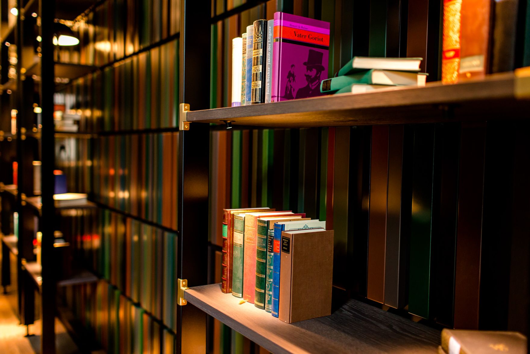 designhotel Frankfurt Römer Motel One close-up of books on a bookshelf