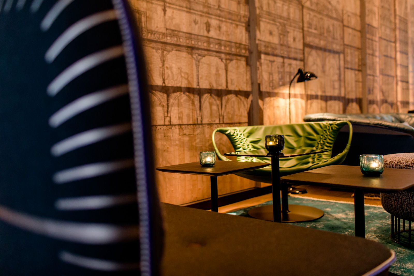 Designhotel Frankfurt Römer Motel One Nahaufnahme Beistelltisch mit Teelichtern sowie Sessel