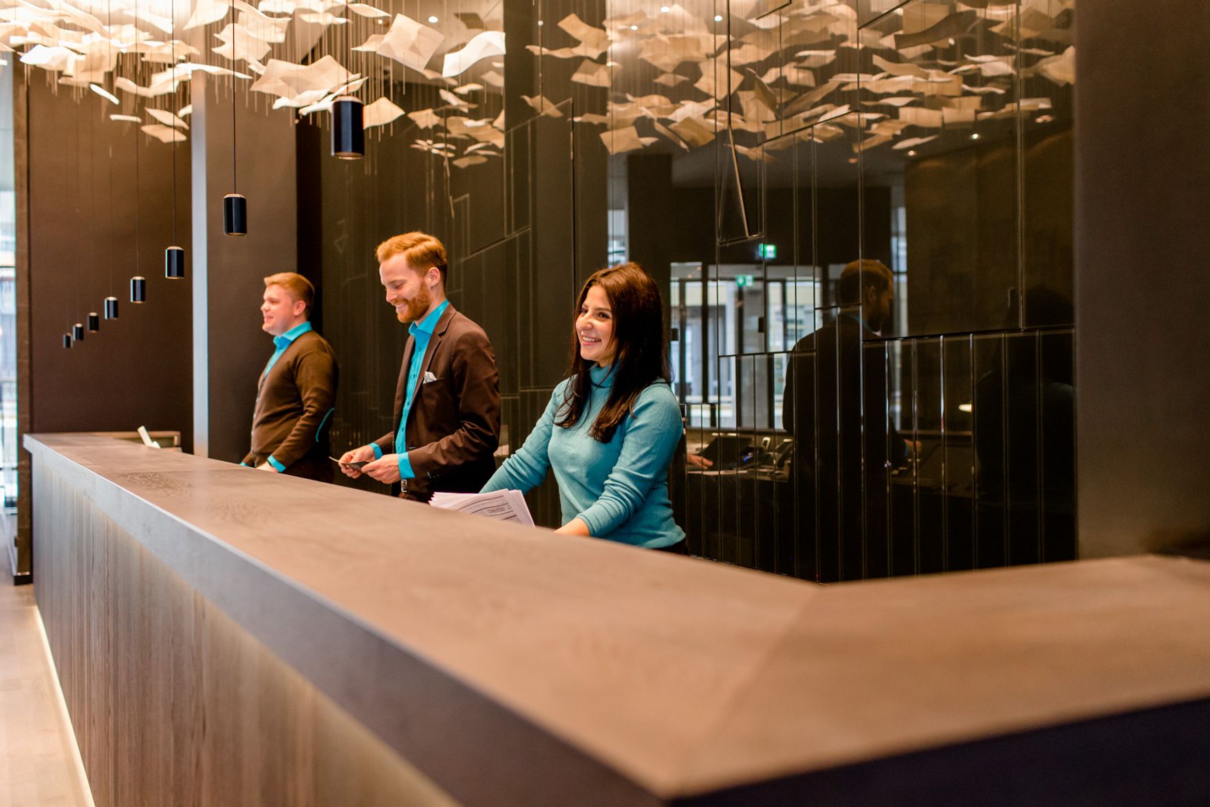 designhotel Frankfurt Römer Motel One reception with three employees
