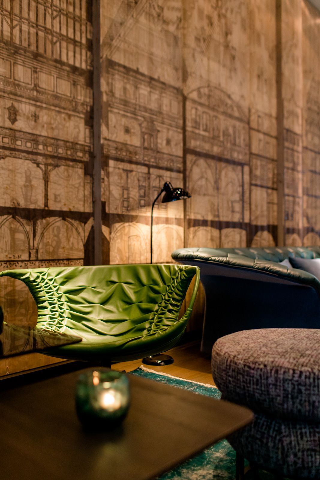 Designhotel Frankfurt Römer Motel One Nahaufnahme auf einen grünen Sessel in der Lounge