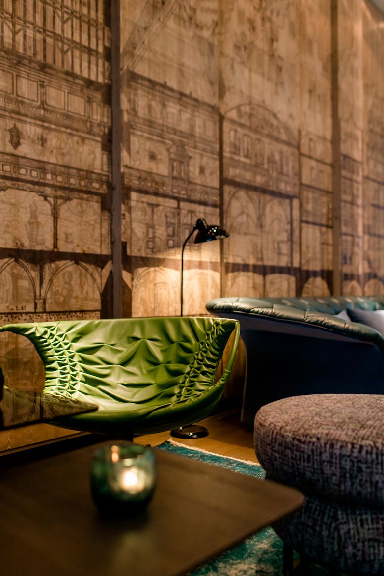 designhotel Frankfurt Römer Motel One close-up of a green armchair in the lounge