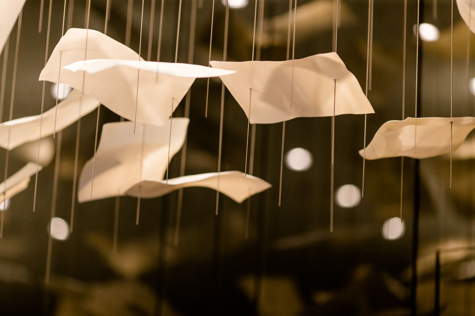 Designhotel Frankfurt Römer Motel One Nahaufnahme auf Deckenlampen in Form von weißem Papier