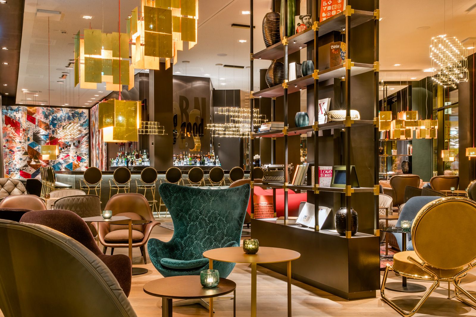 Designhotel Frankfurt Römer Motel One helle Lounge und Bar
