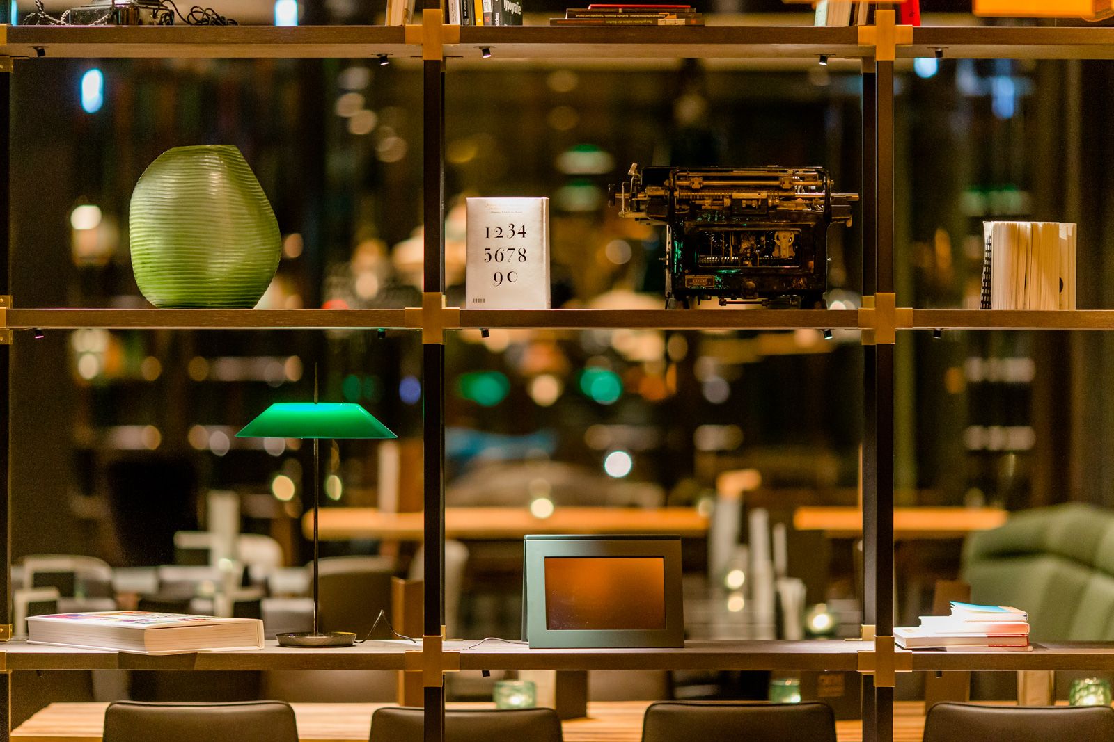 Designhotel Frankfurt Römer Motel One offenes Regal mit Dekoration