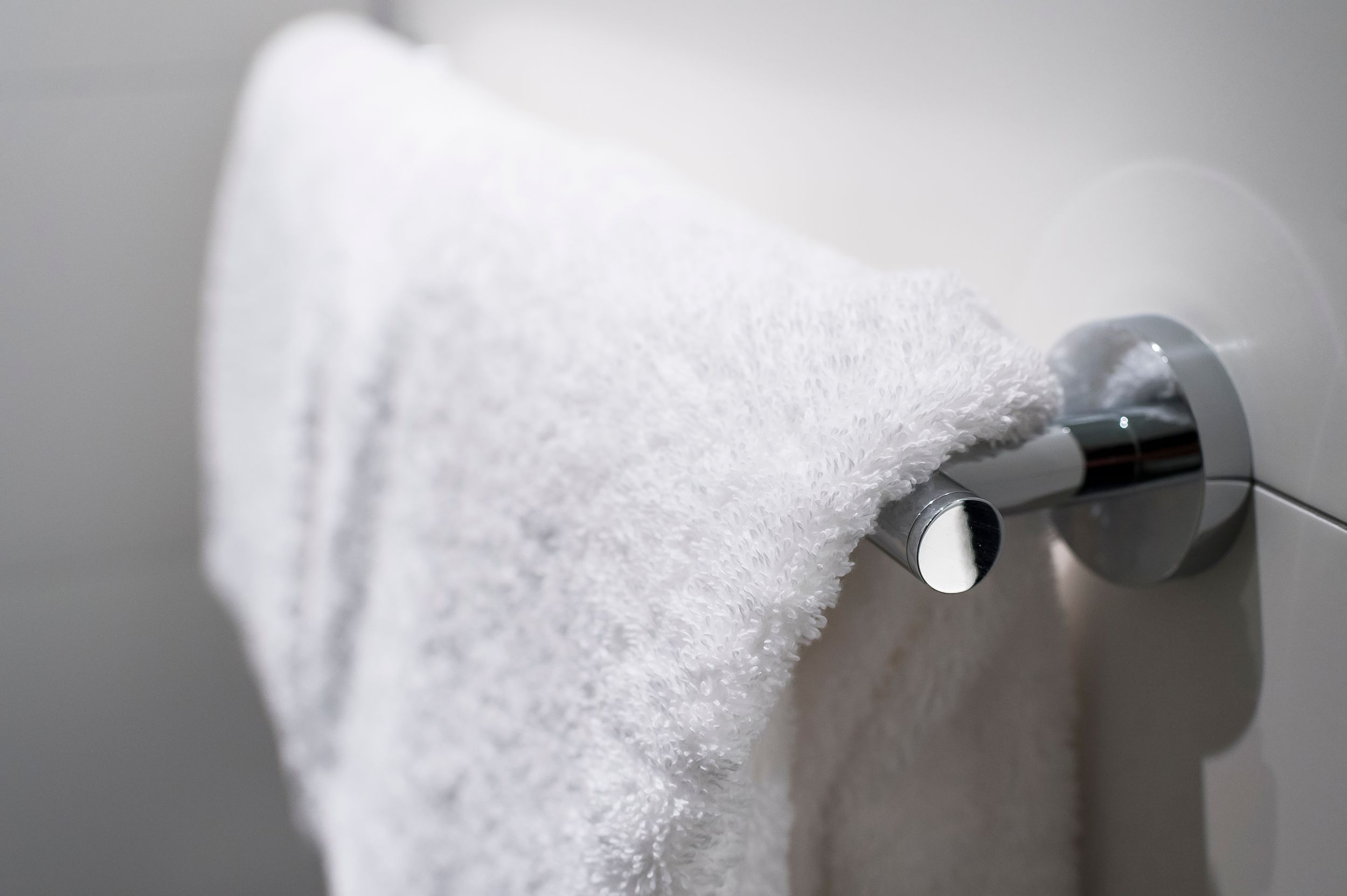 Hotel Frankfurt Römer Motel One Bad Detailaufnahme weißes Handtuch