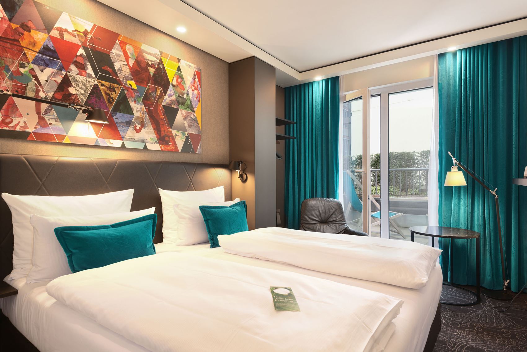 Hotel Frankfurt Römer Motel One Zimmer mit Bett und Terrassenzugang mit Liegestuhl