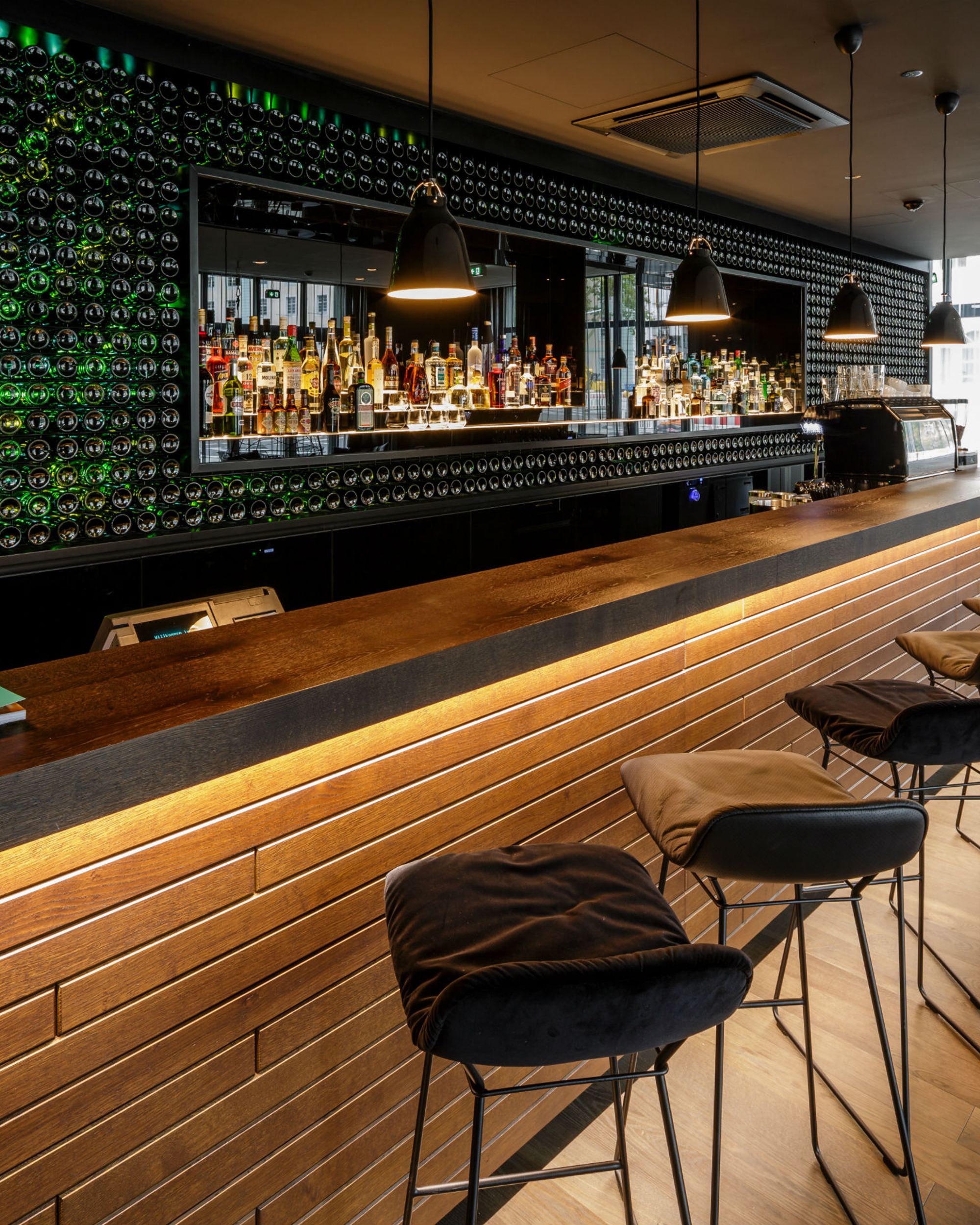 Hotel Freiburg Motel One Bar mit langer Theke und Barhockern