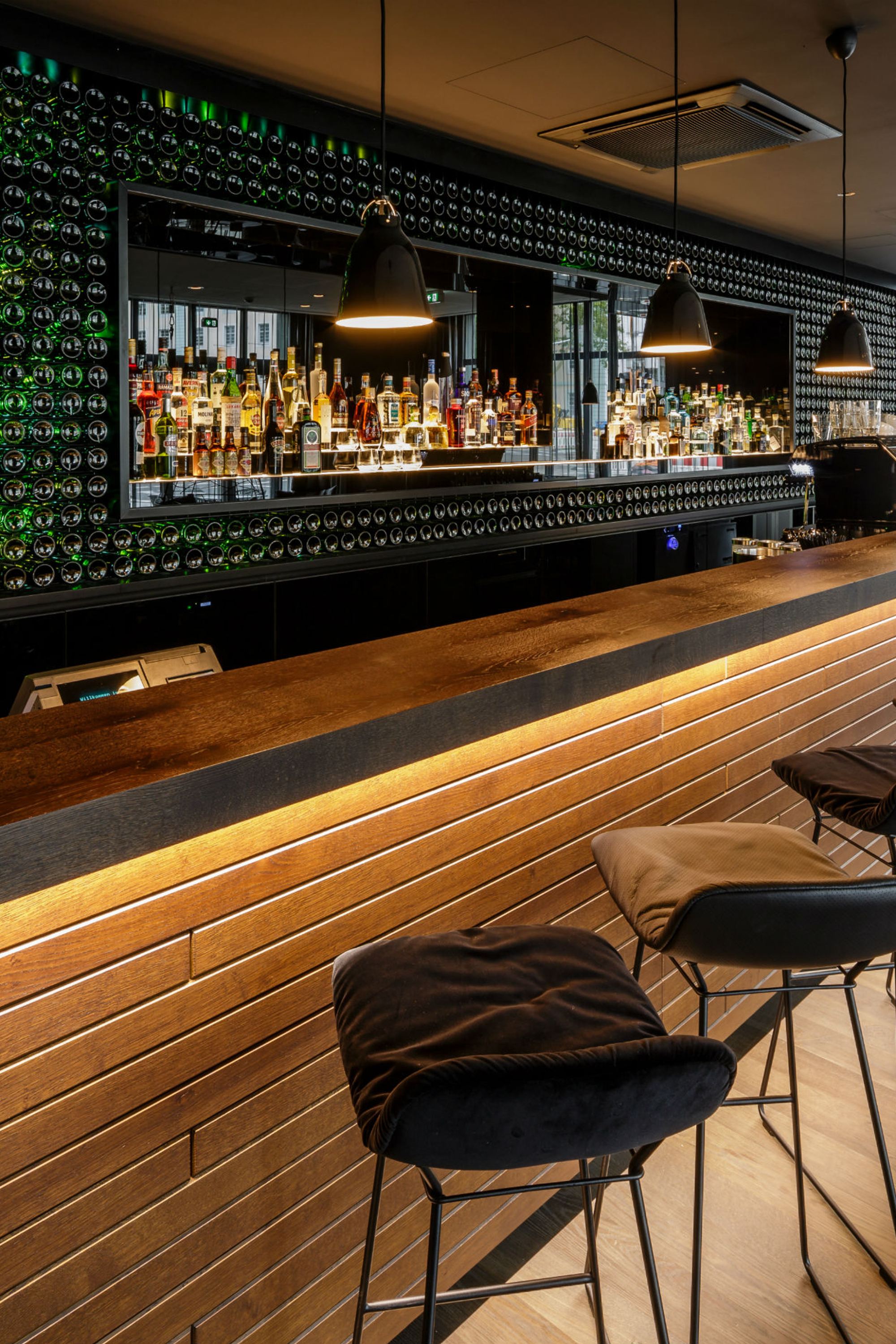 Hotel Freiburg Motel One Bar mit langer Theke und Barhockern