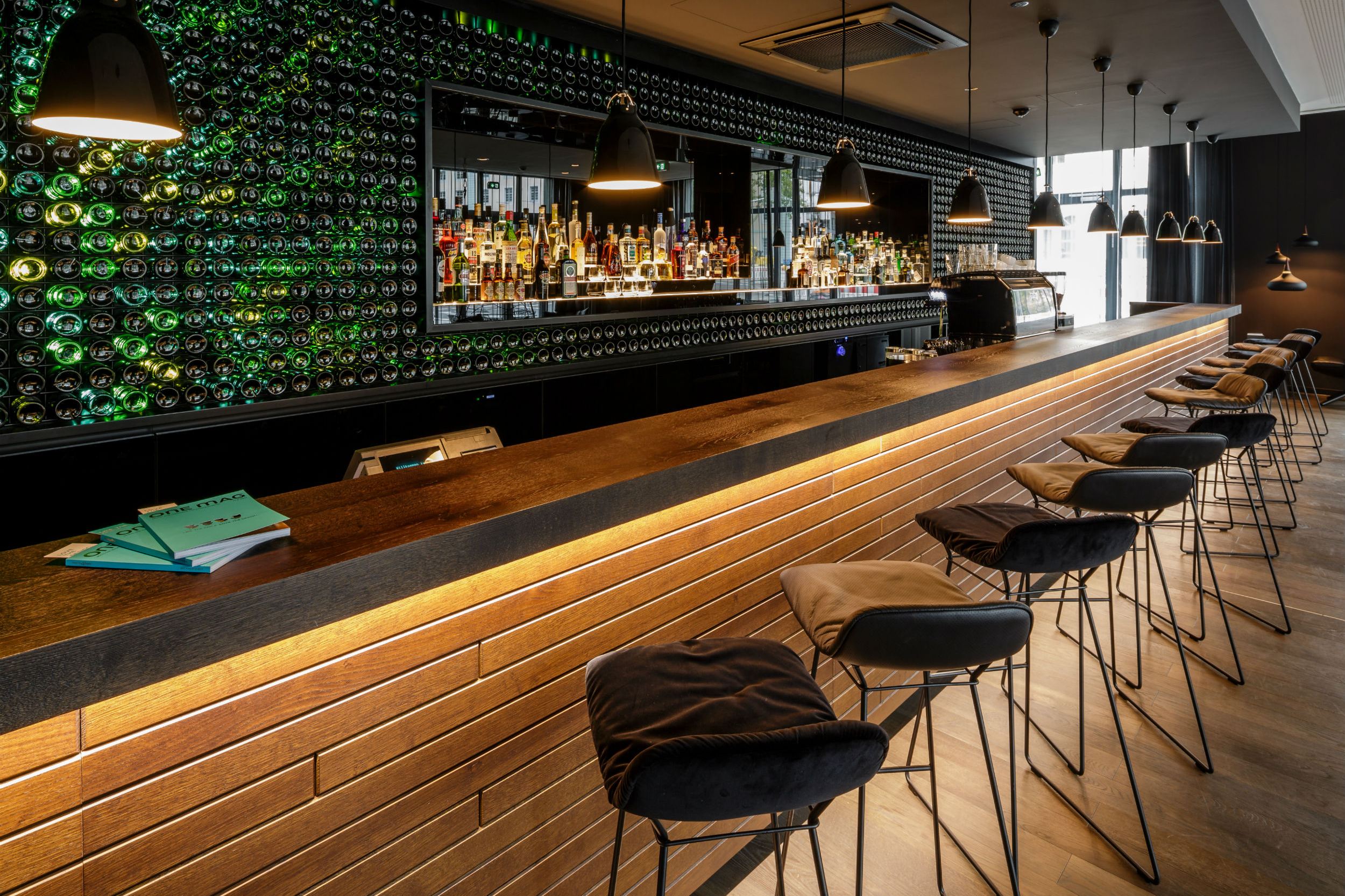 Hotel Freiburg Motel One Bar mit mehreren Barhockern am Tresen