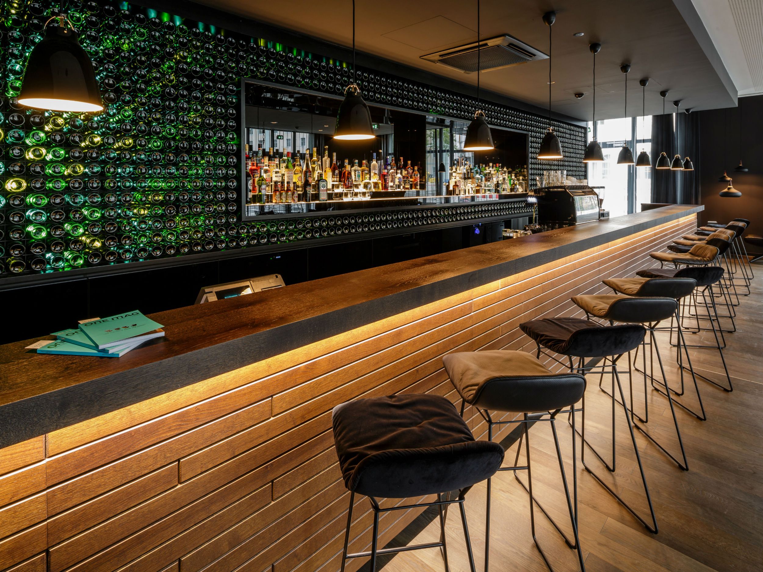 Hotel Freiburg Motel One Bar mit mehreren Barhockern am Tresen