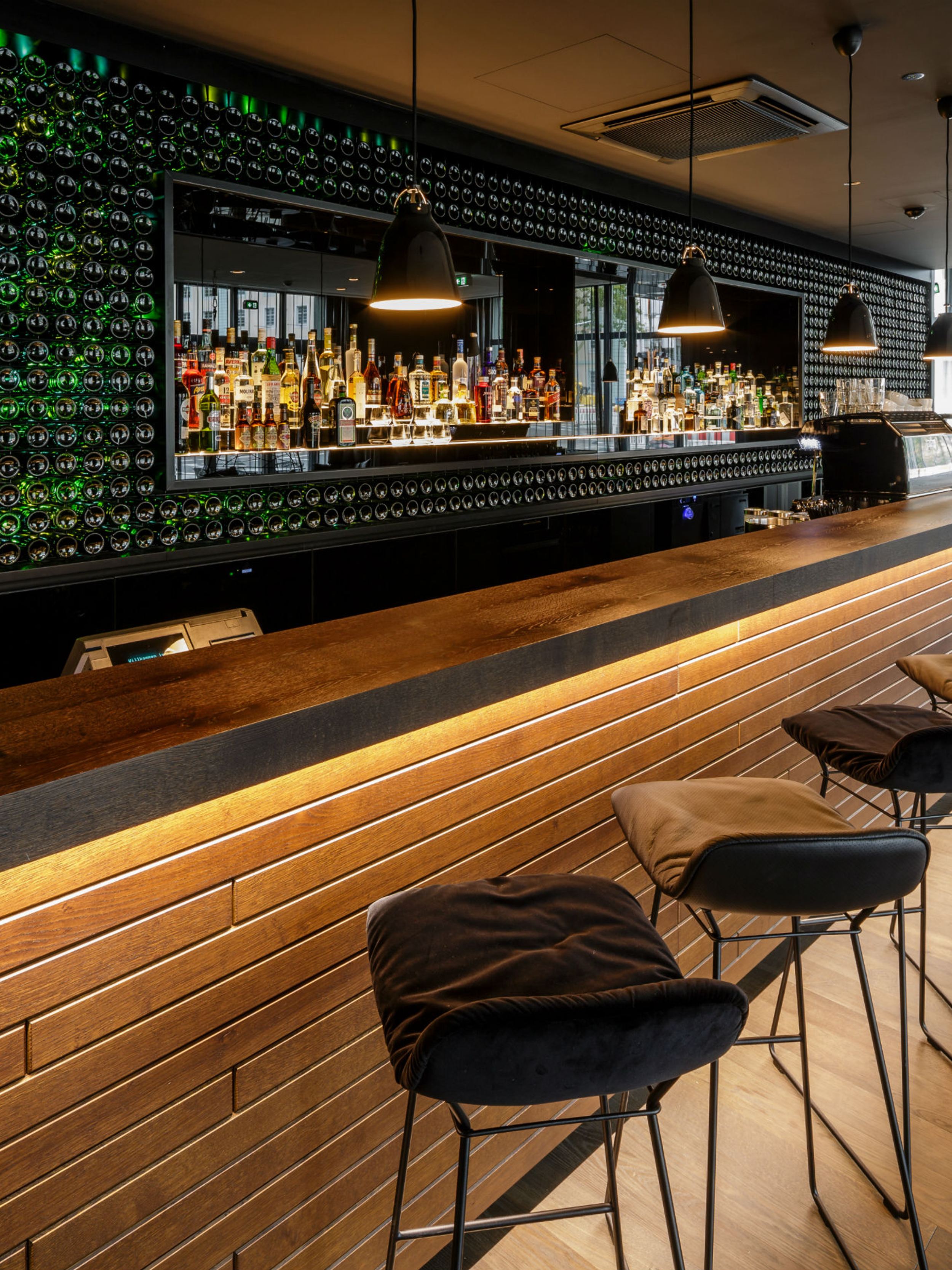 Hotel Freiburg Motel One Bar mit mehreren Barhockern am Tresen