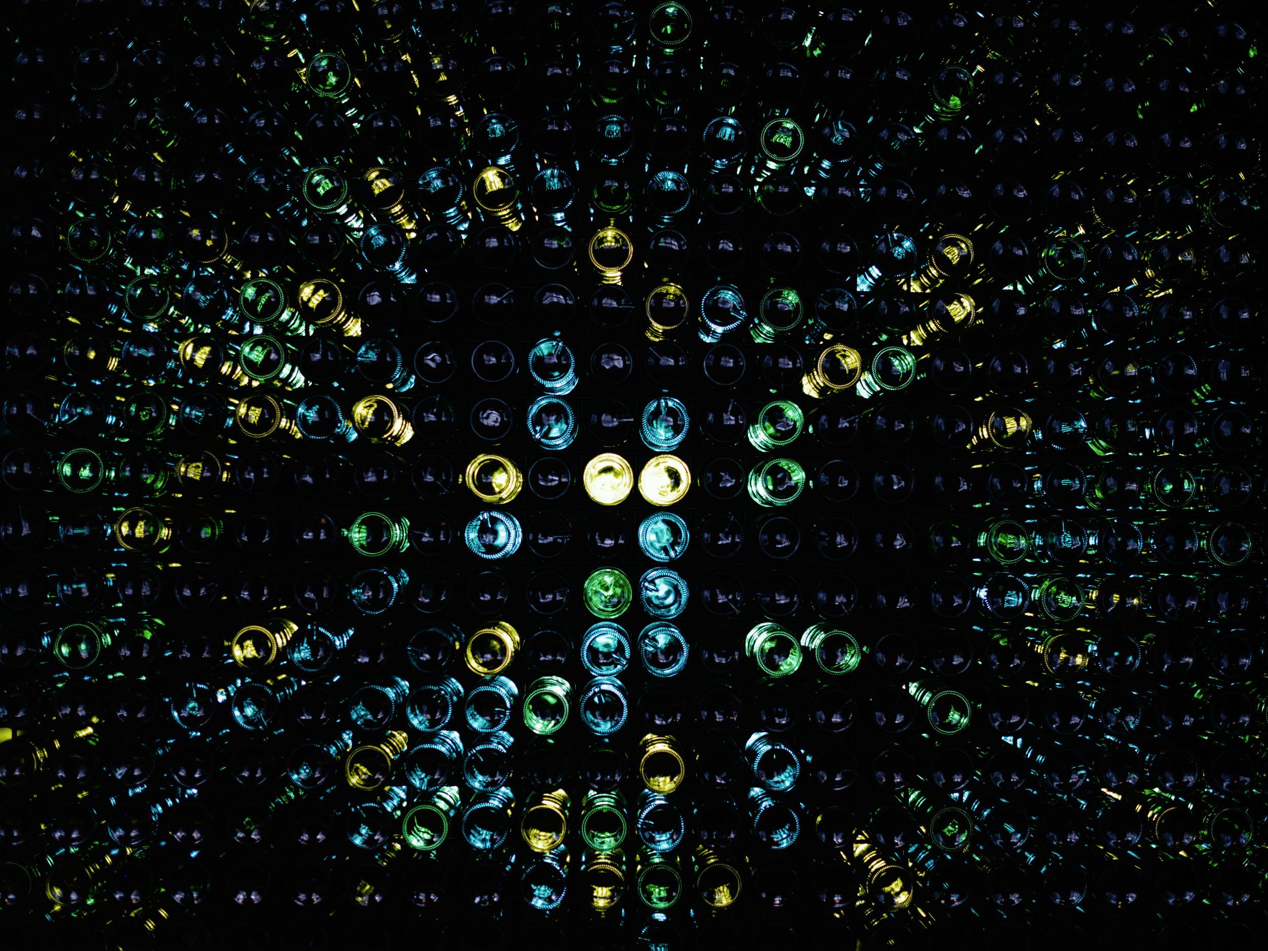 Hotel Freiburg Motel One Nahaufnahme auf Flaschenböden als Wanddekoration