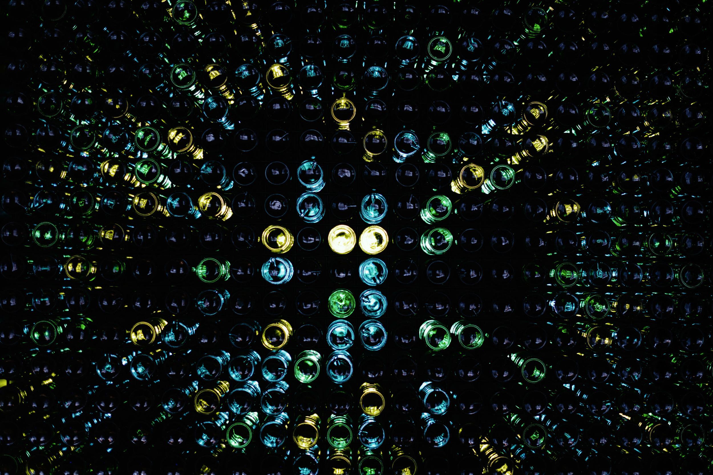 Hotel Freiburg Motel One Nahaufnahme auf Flaschenböden als Wanddekoration