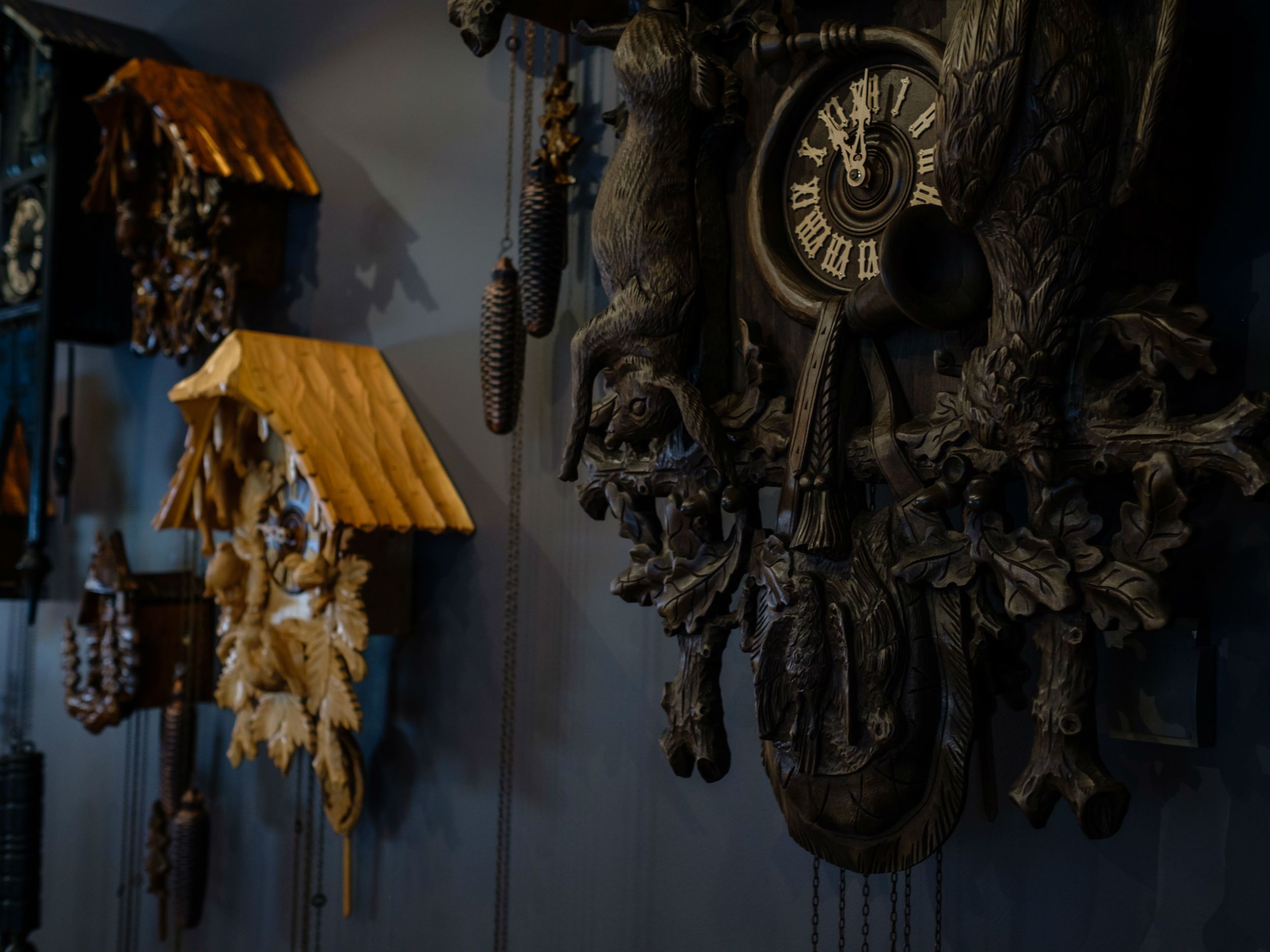 Hotel Freiburg Motel One Kuckucksuhren an der Wand