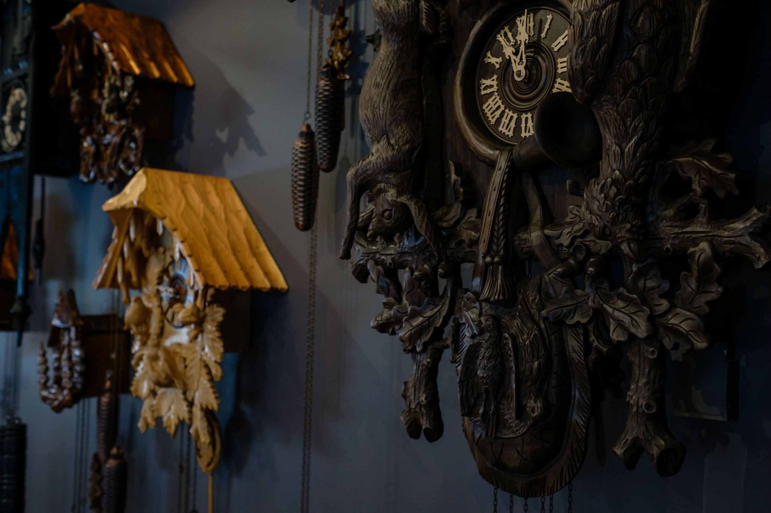 Hotel Freiburg Motel One Kuckucksuhren an der Wand