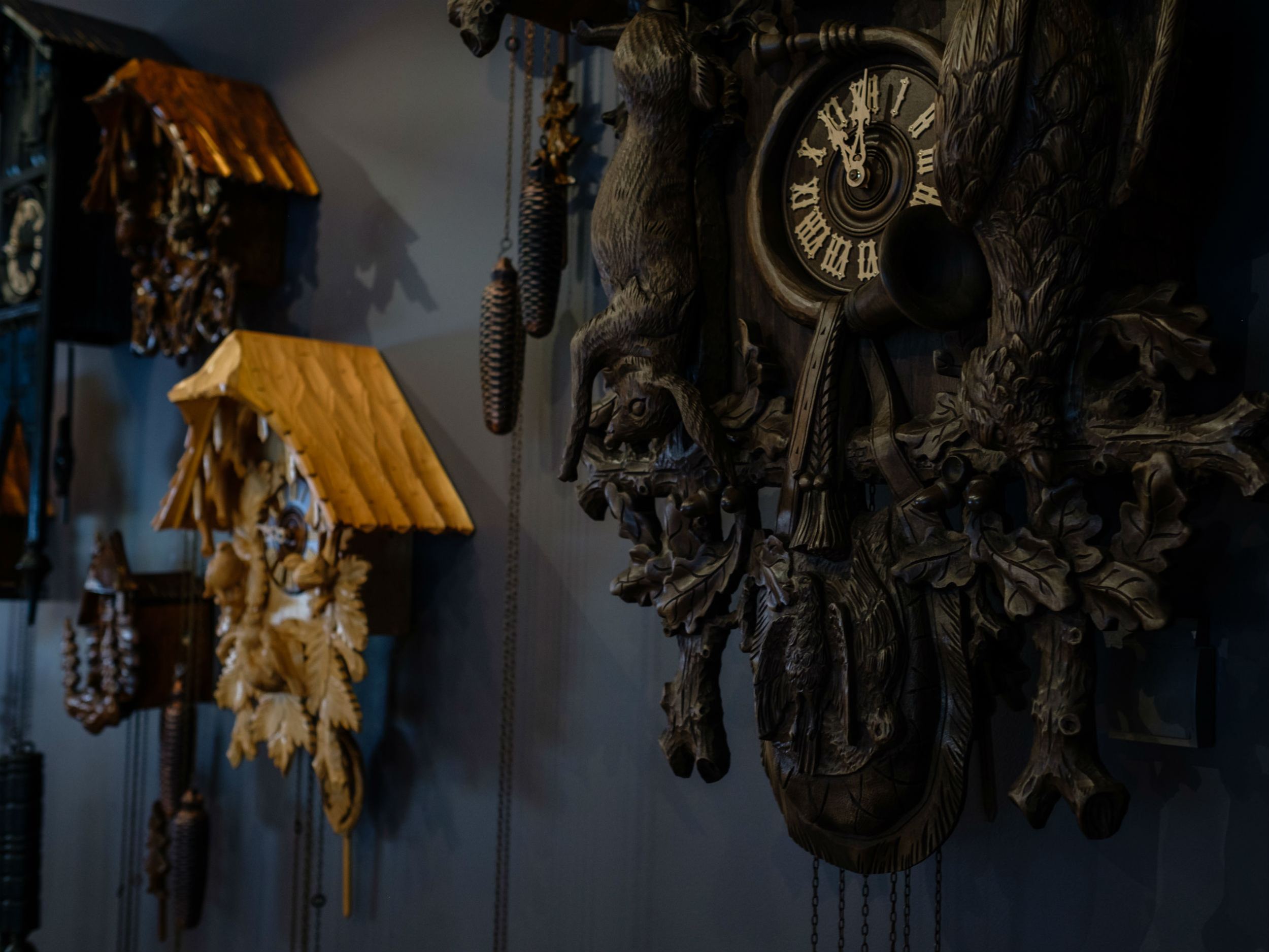 Hotel Freiburg Motel One Kuckucksuhren an der Wand