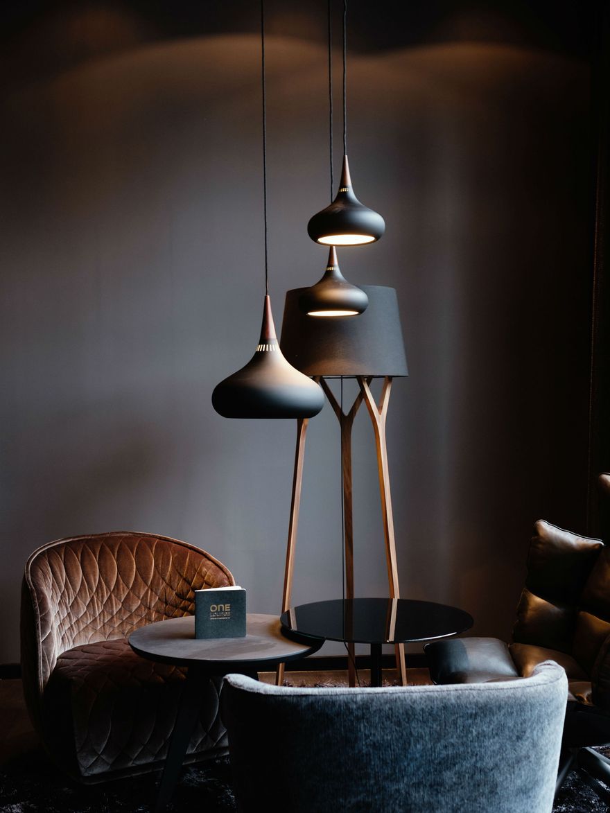 Hotel Freiburg Motel One Lounge mit drei Sesseln und Tisch sowie Designerlampe
