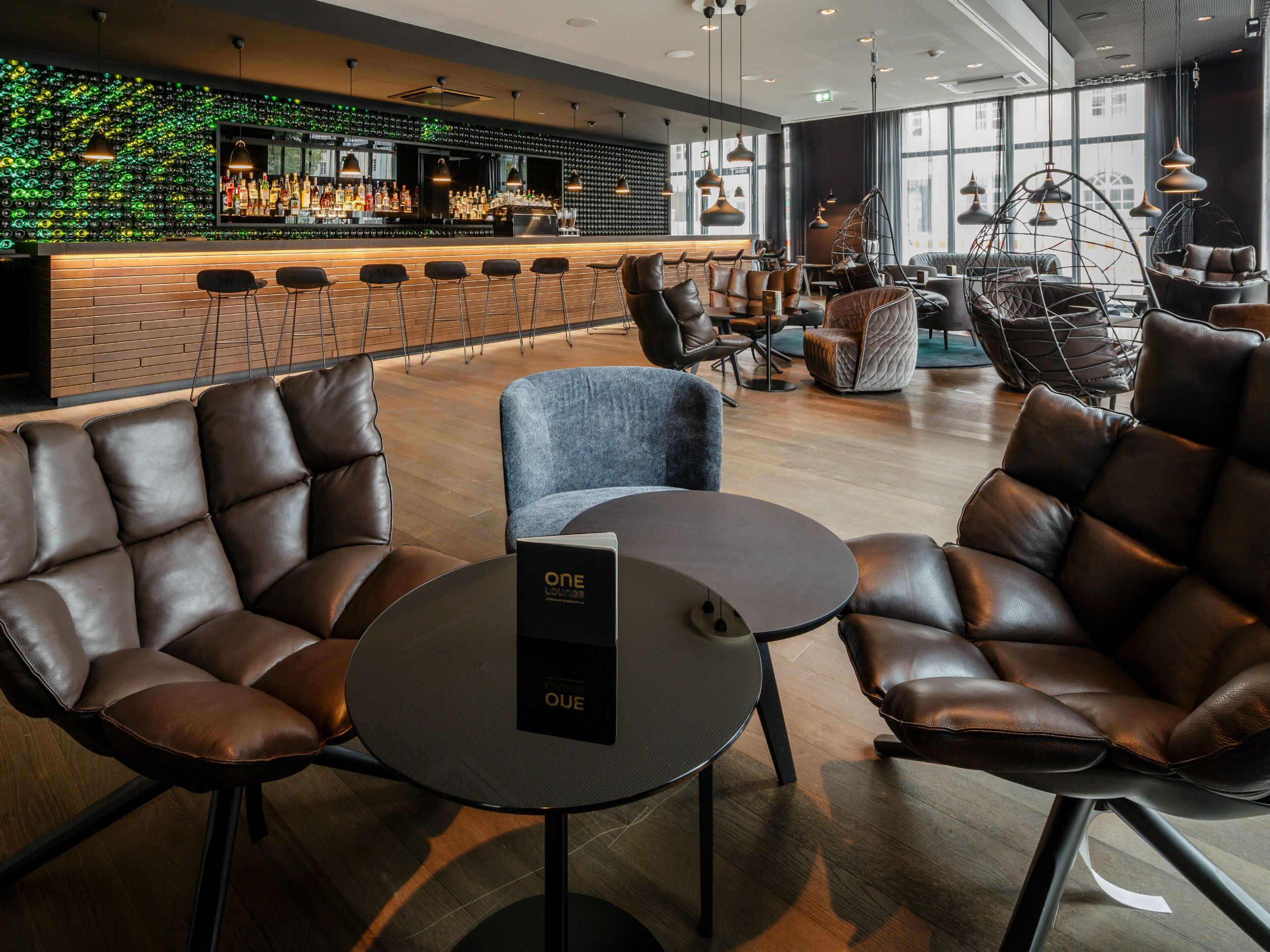 Hotel Freiburg Motel One helle Bar und Lounge mit mehreren Sitzgelegenheiten