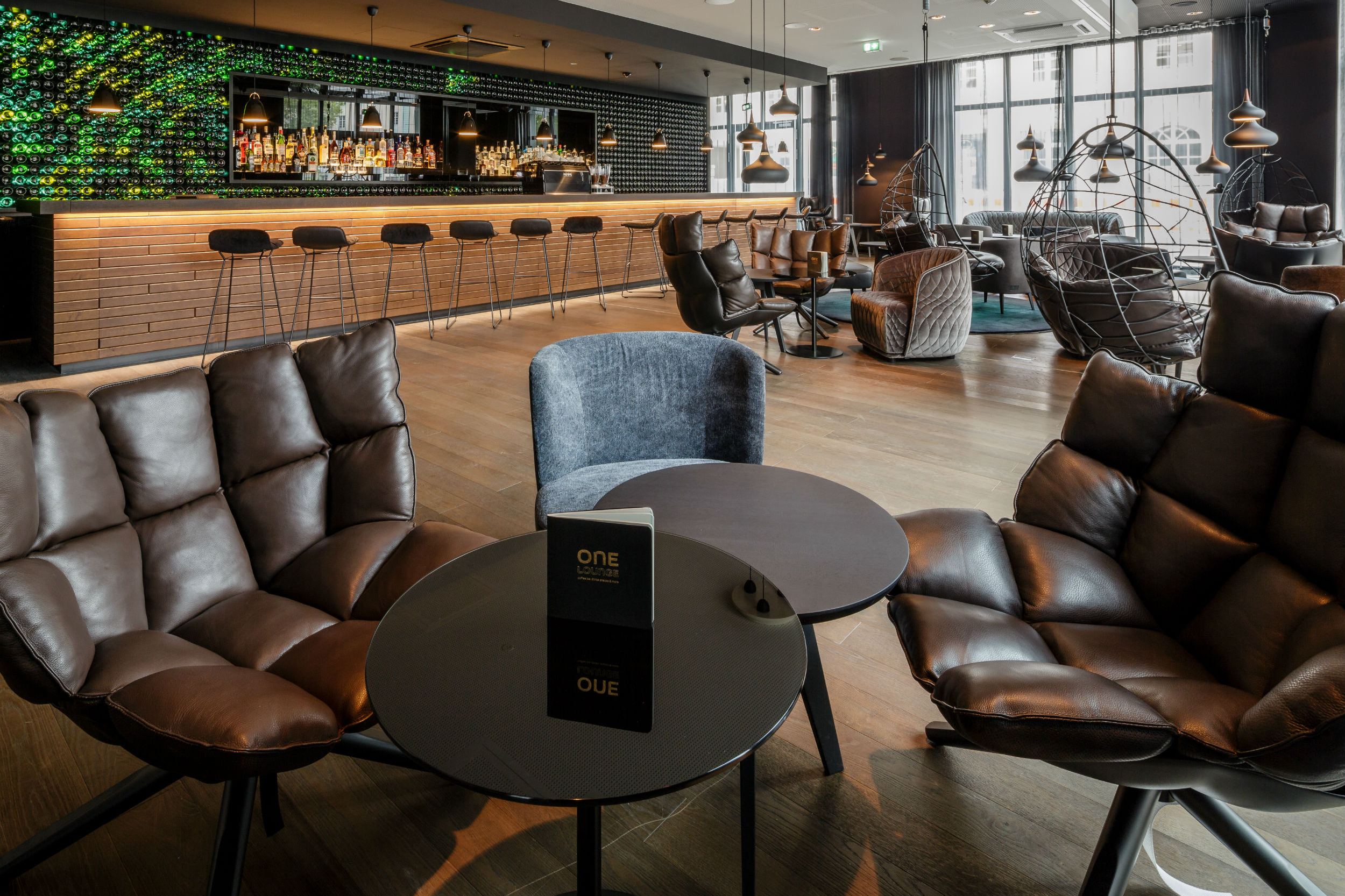 Hotel Freiburg Motel One helle Bar und Lounge mit mehreren Sitzgelegenheiten