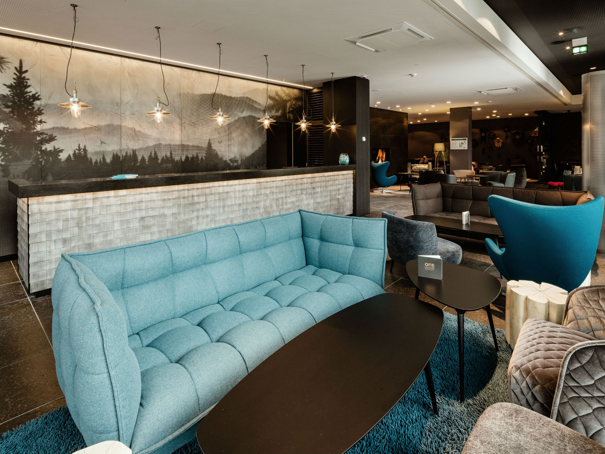 Hotel Freiburg Motel One Rezeption und mehrere Sofas sowie Sessel