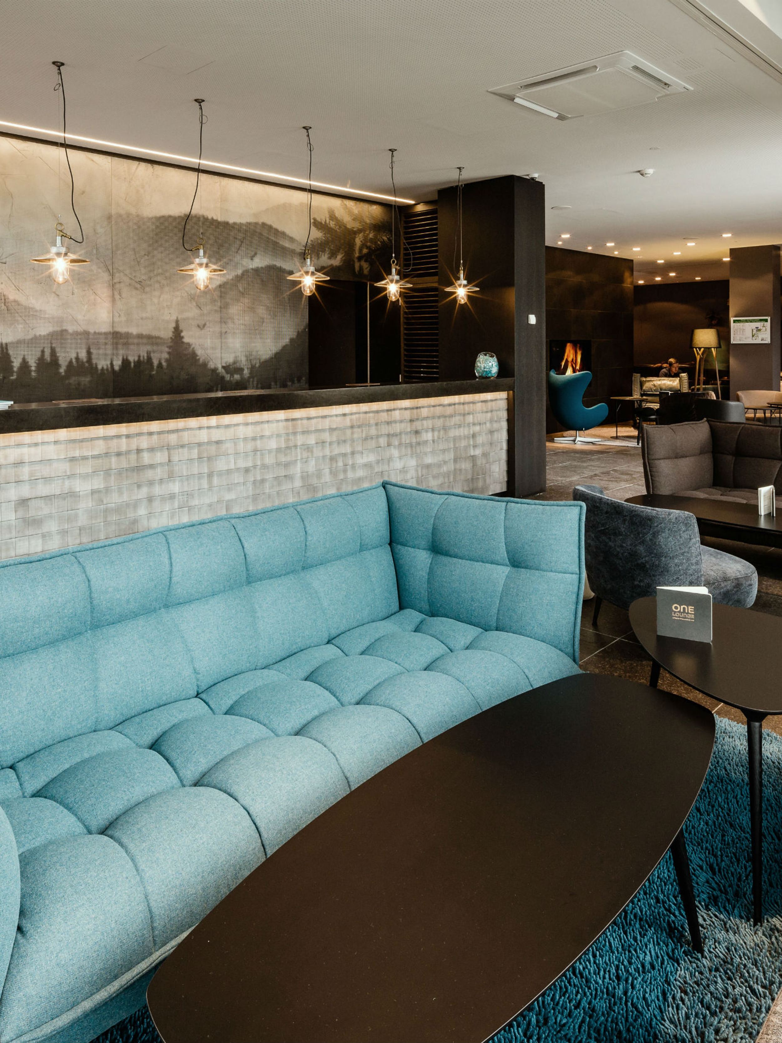 Hotel Freiburg Motel One Rezeption und mehrere Sofas sowie Sessel