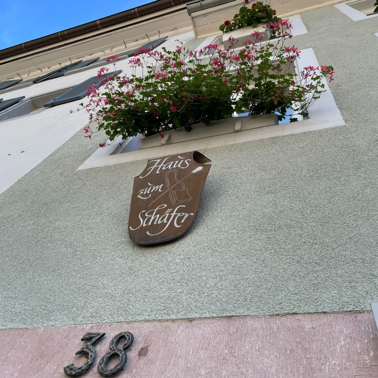 Hotel Freiburg Motel One Schild auf Hauswand mit der Aufschrift Haus zum Schäfer