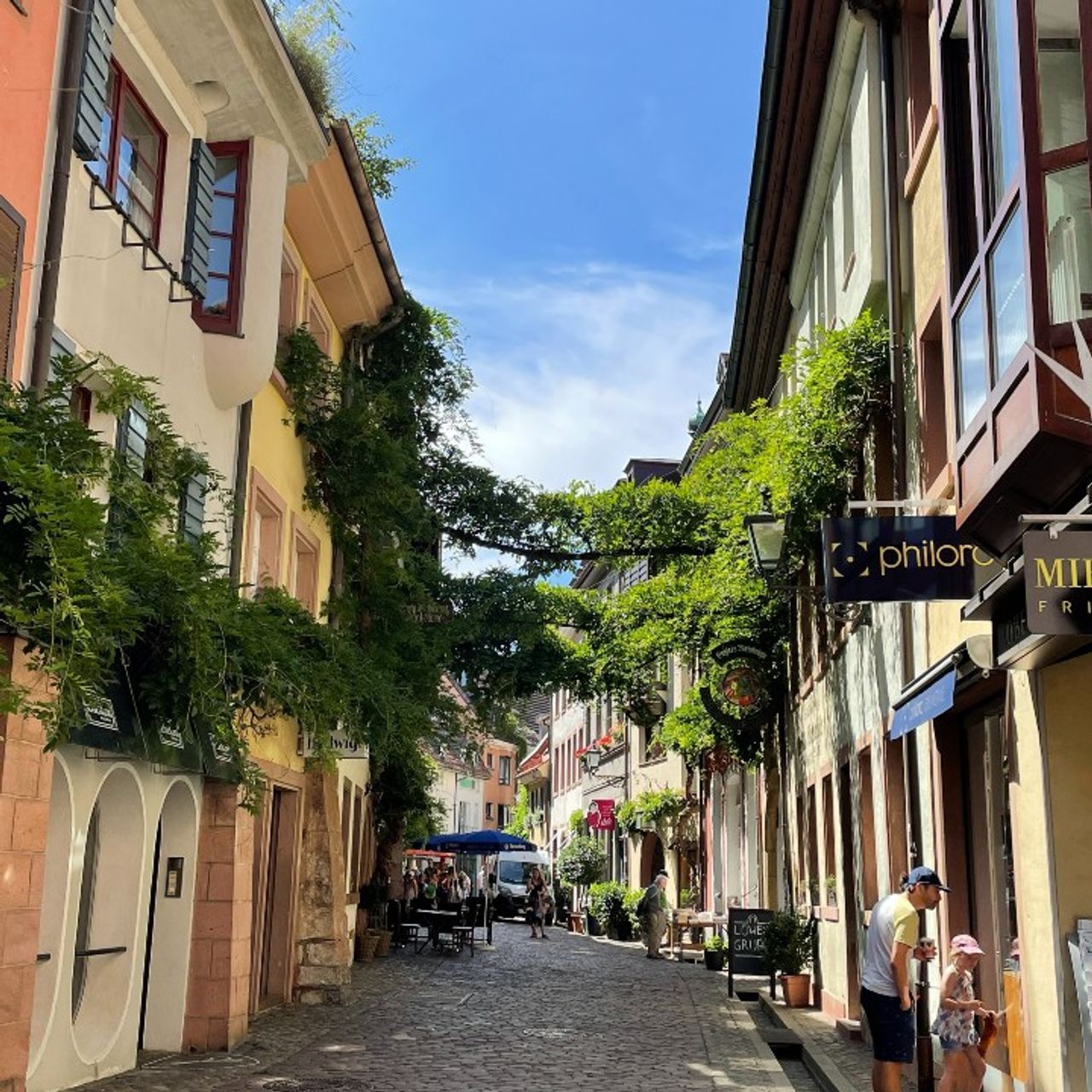 Hotel Freiburg Motel One Konviktstraße und strahlend blauer Himmel