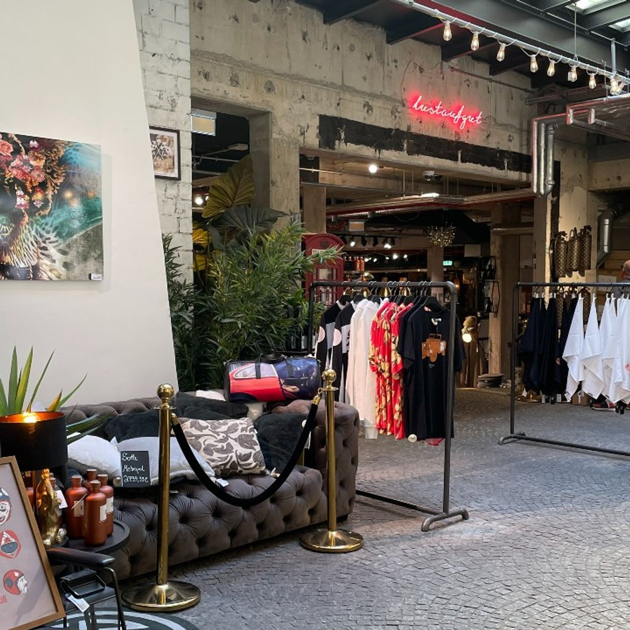 Hotel Freiburg Motel One Blick auf den Laden Lust auf Gut mit Sofa und Kleidung vor der Tür