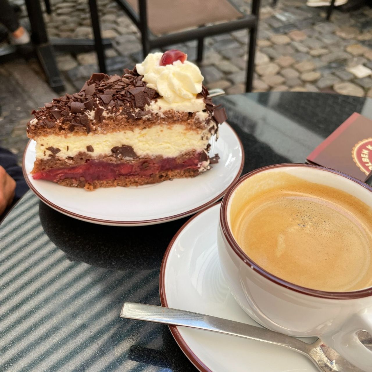 Hotel Freiburg Motel One Schwarzwälderkirchtorte und Tasse Kaffee