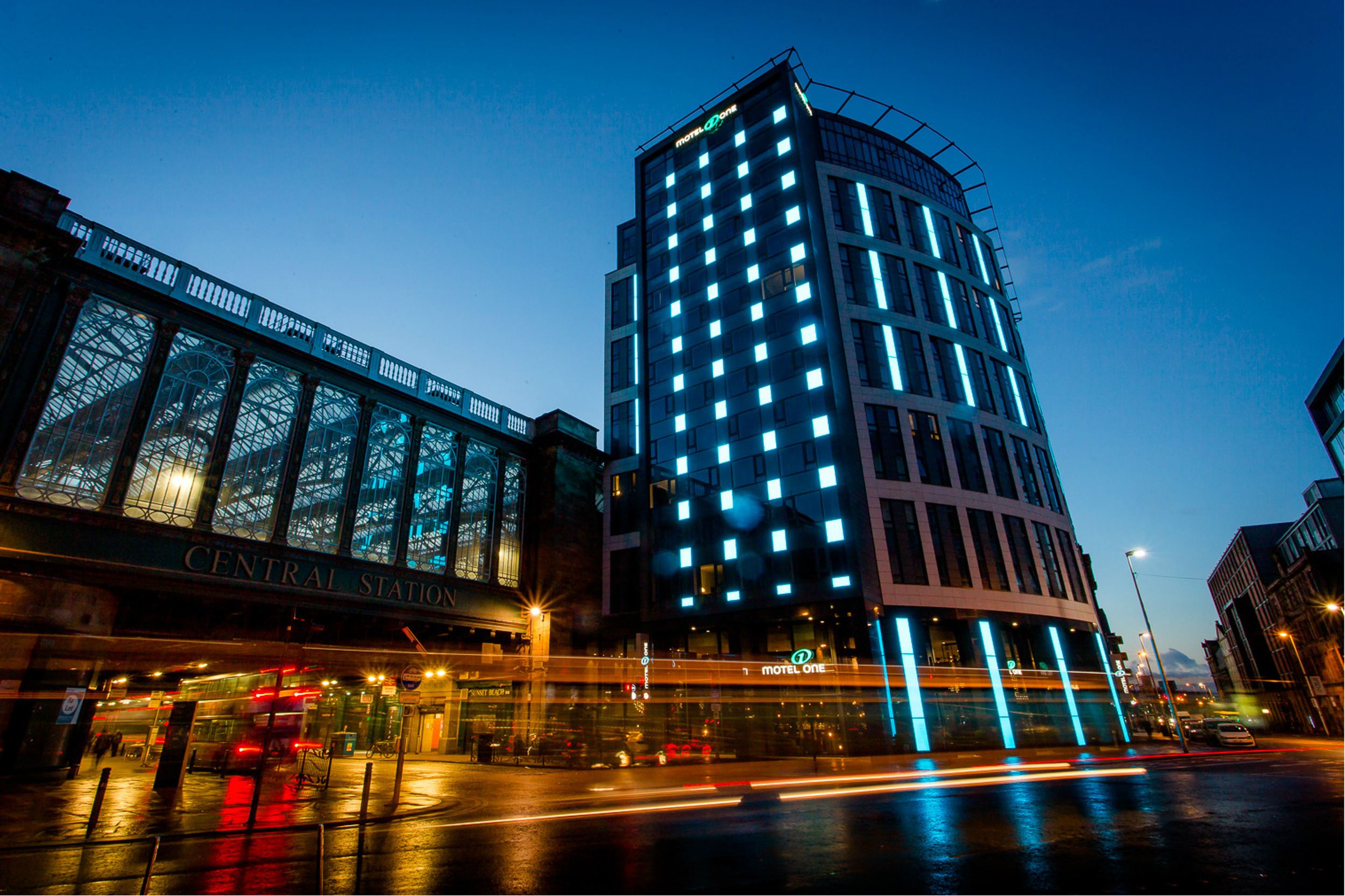 Designhotel Glasgow Motel One Fassade bei Abend
