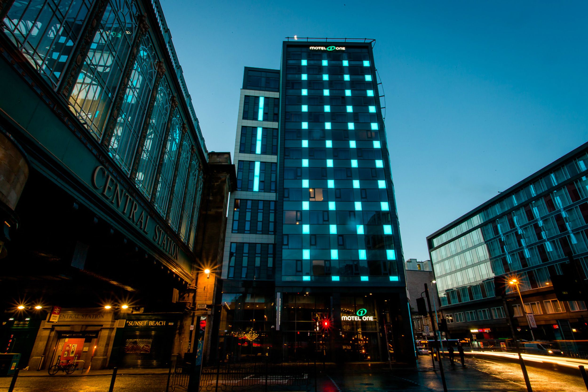 Hotel Glasgow Motel One Gebäude von außen bei Abend