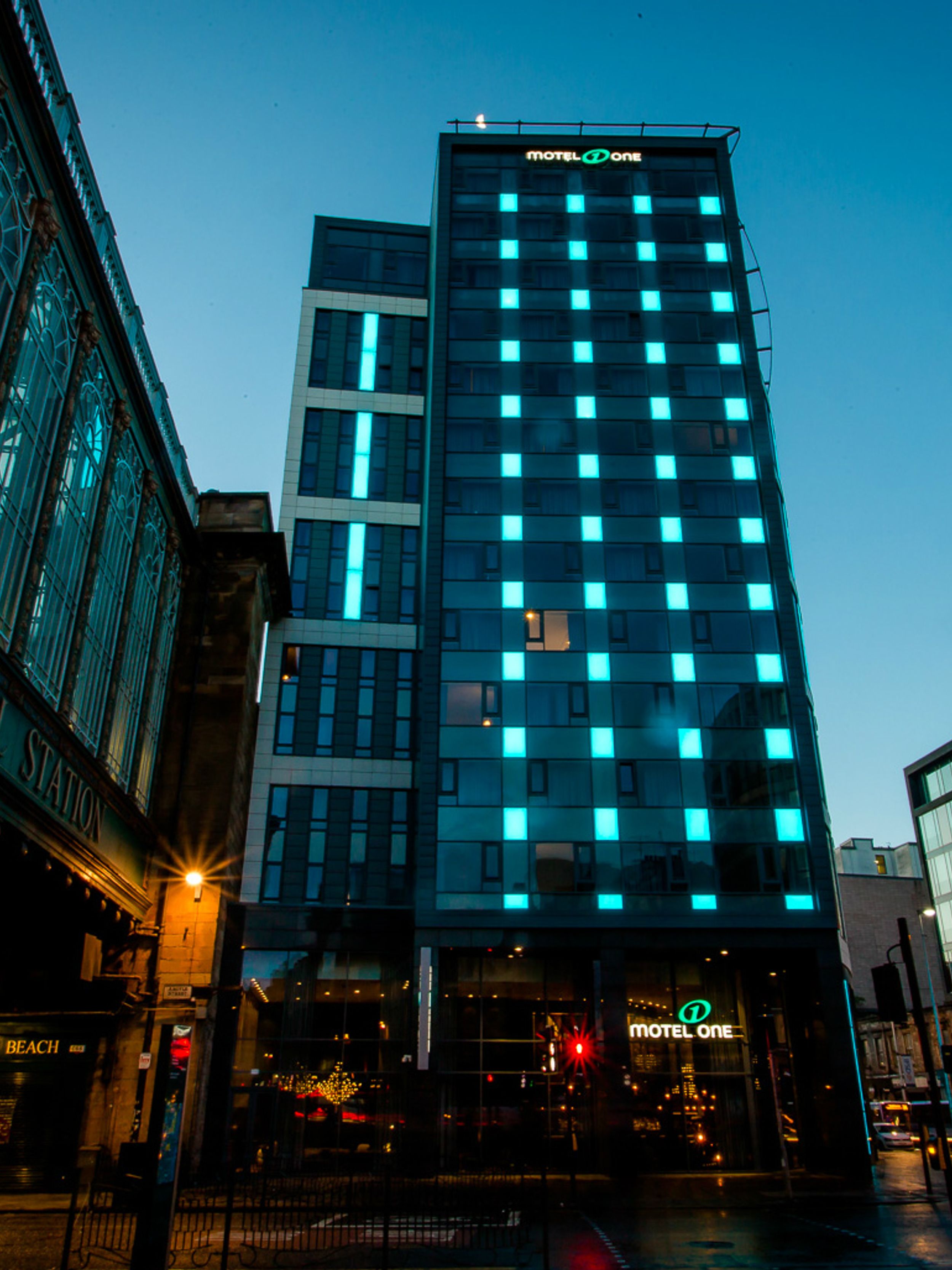 Hotel Glasgow Motel One Gebäude von außen bei Abend