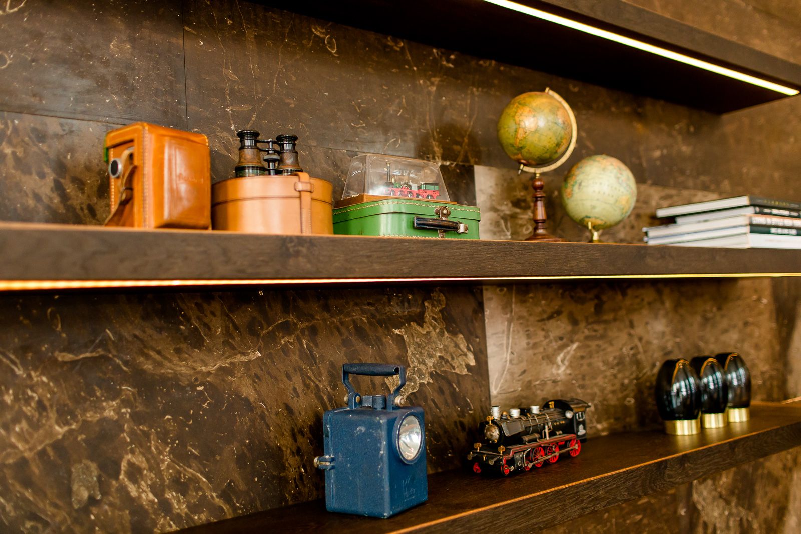 Designhotel Glasgow Motel One Nahaufnahme mit Blick in ein Regal mit Dekoration