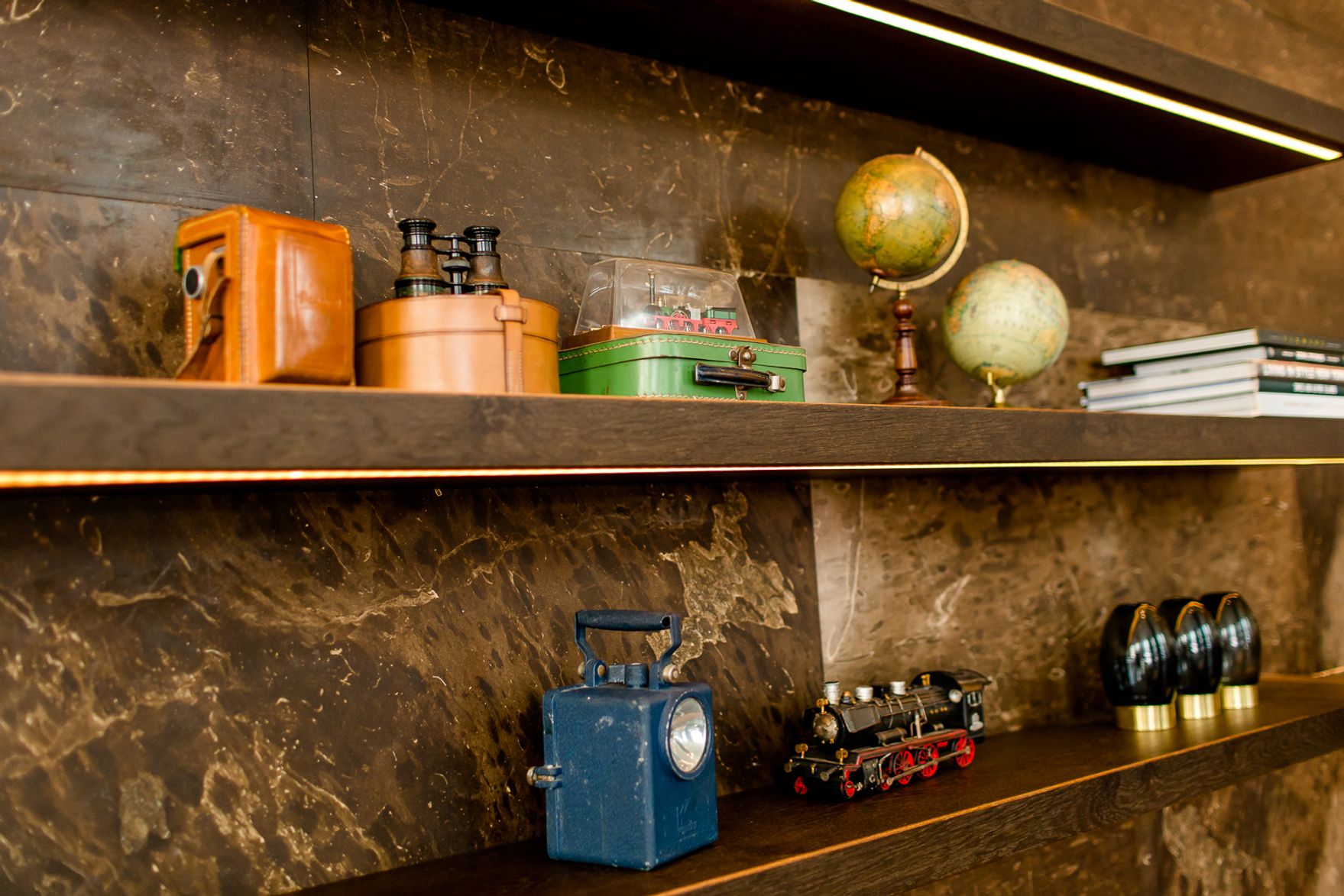 designhotel Glasgow Motel One close-up view of a shelf with decorations