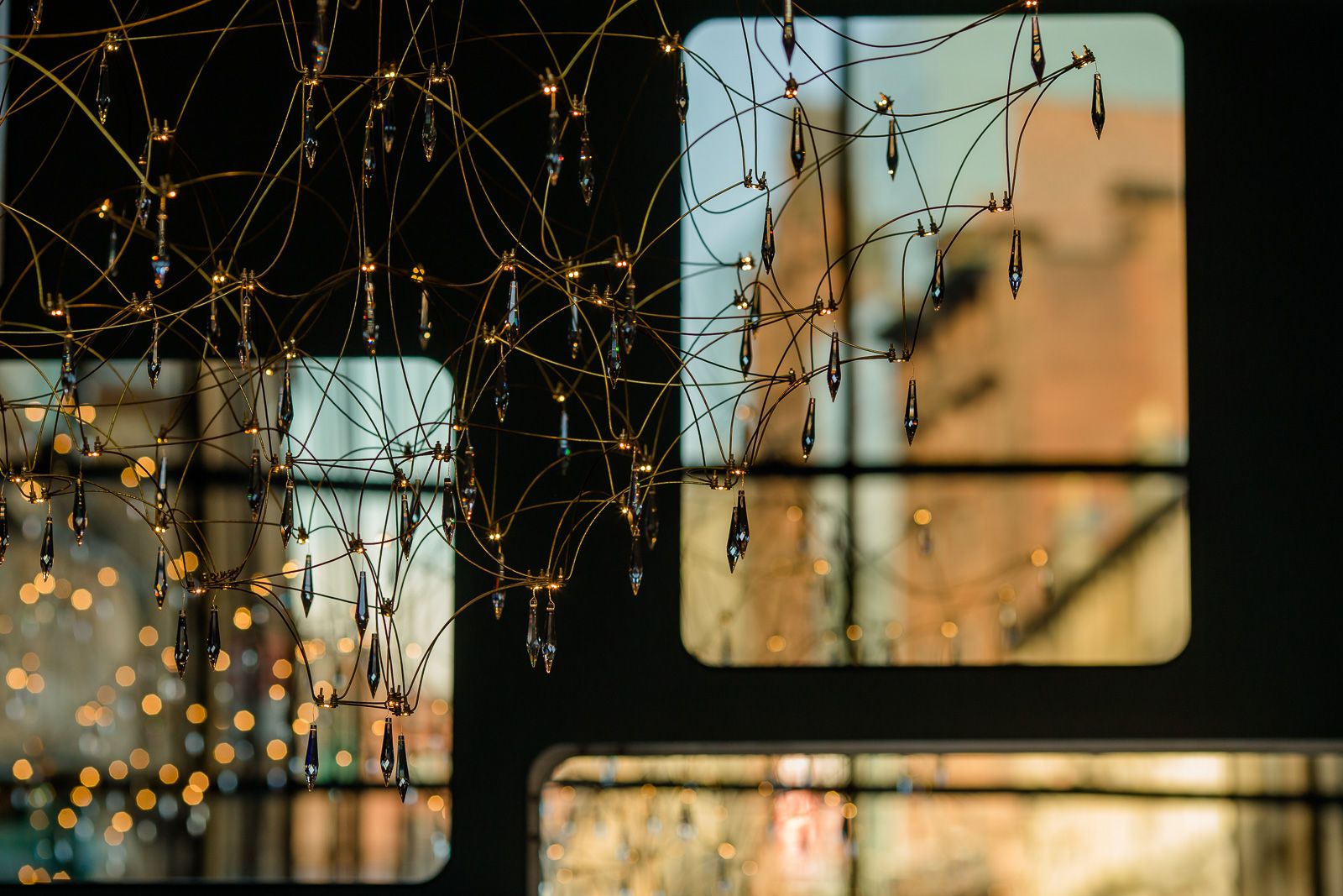 Hotel Glasgow Motel One Nahaufnahme Deckenlampe sowie helles Fenster im Hintergrund