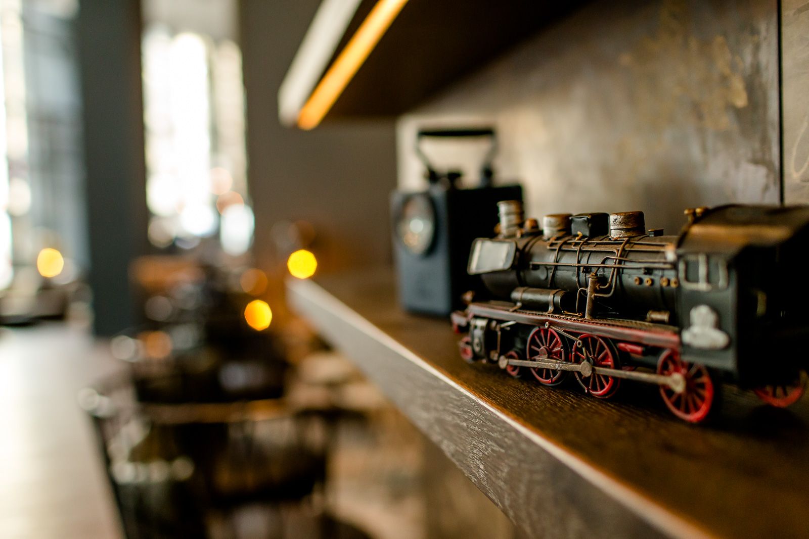 Hotel Glasgow Motel One Nahaufnahme auf eine alte Lok als Dekoration in einem großen Regal