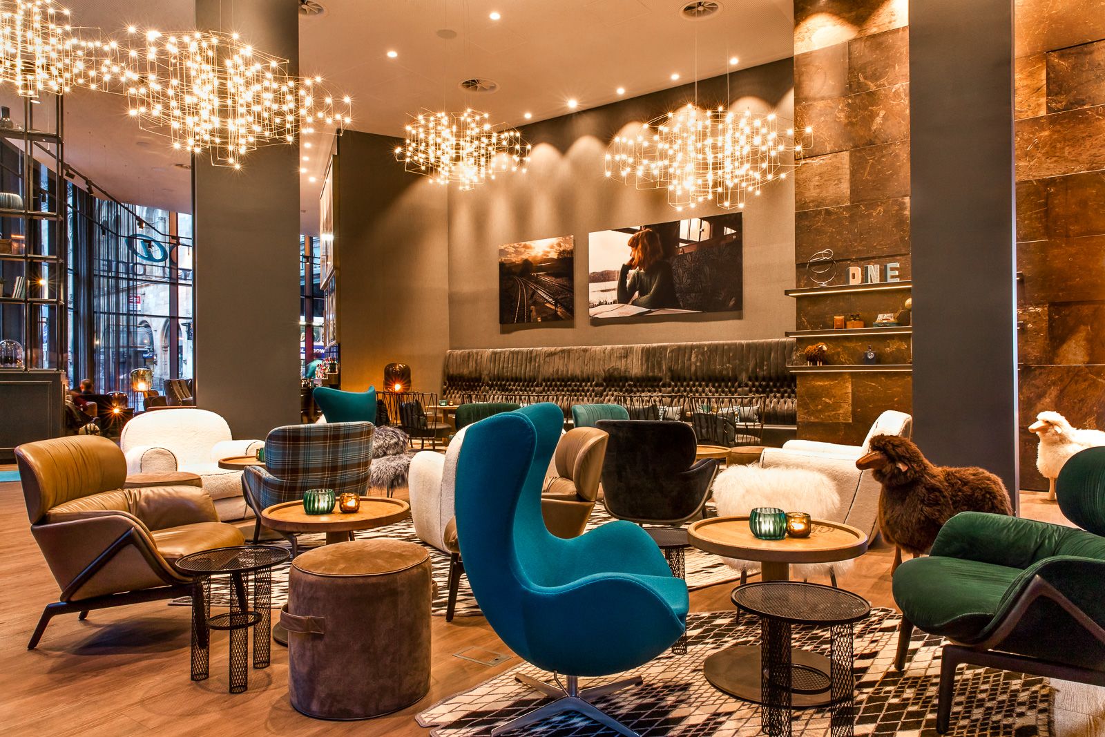 Designhotel Glasgow Motel One große Lounge mit mehreren Sesseln sowie einem Egg chair im Vordergrund
